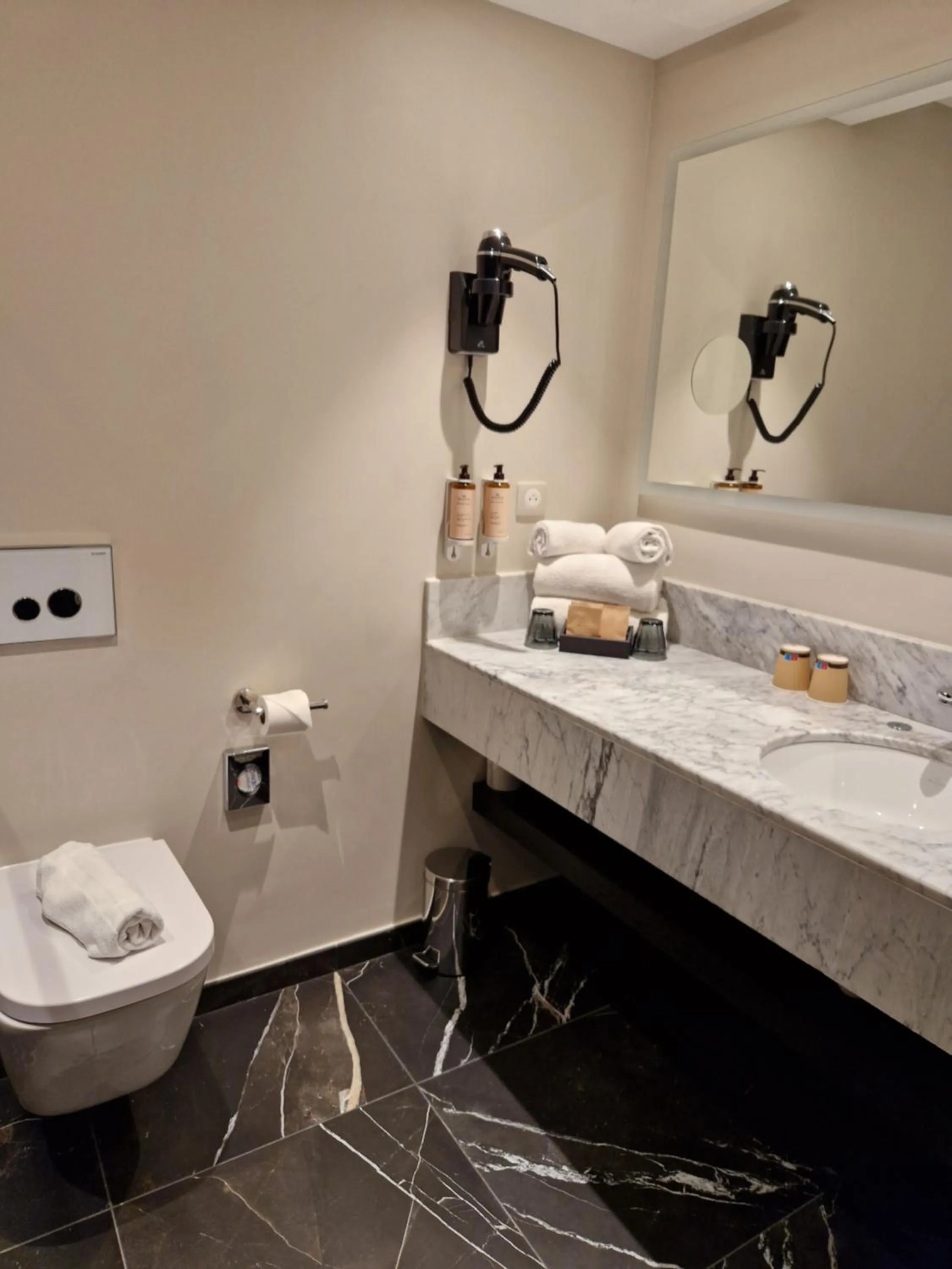 Bathroom in Mercure Orléans Centre Bords de Loire