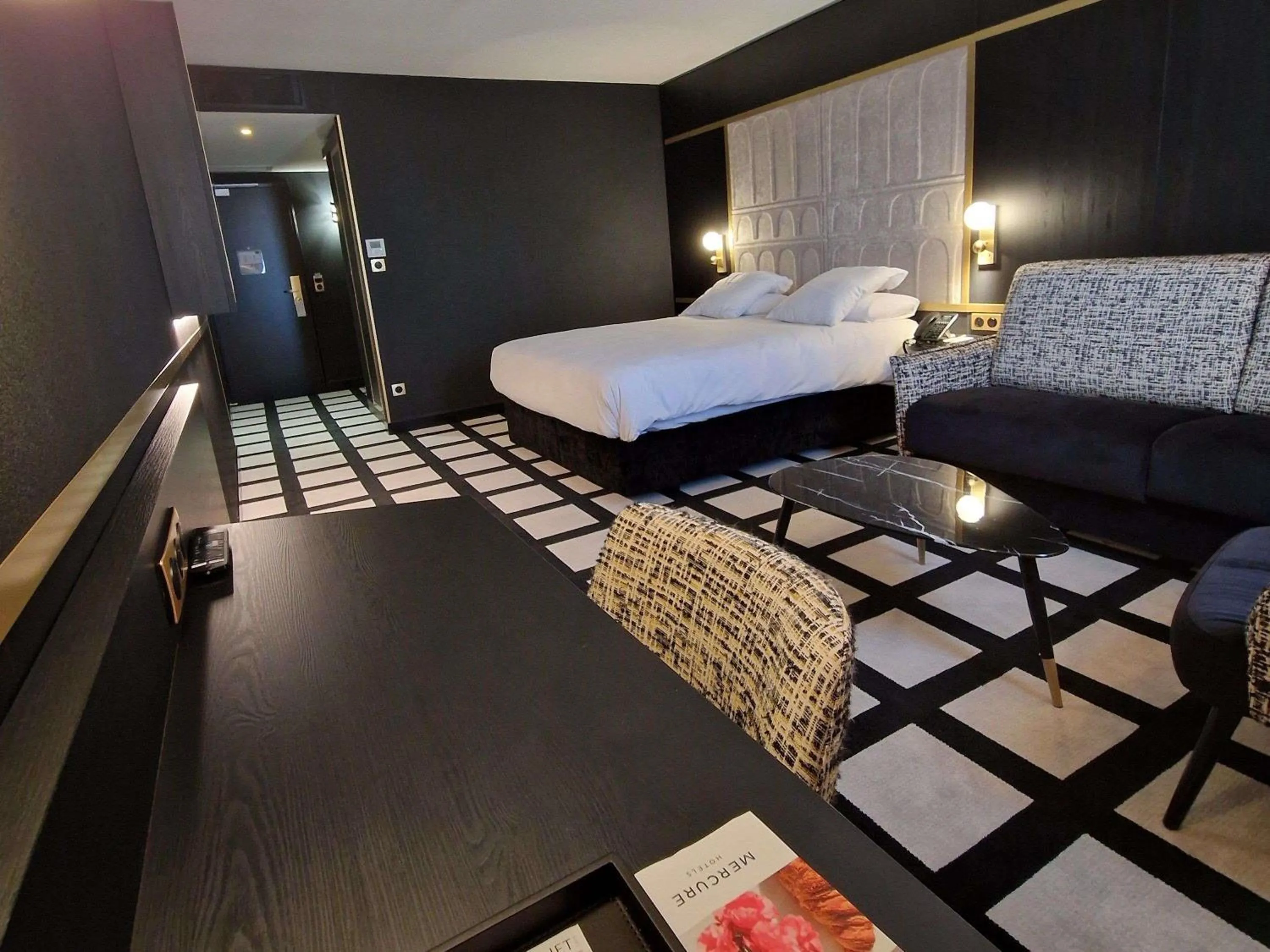 Bedroom, Bed in Mercure Orléans Centre Bords de Loire