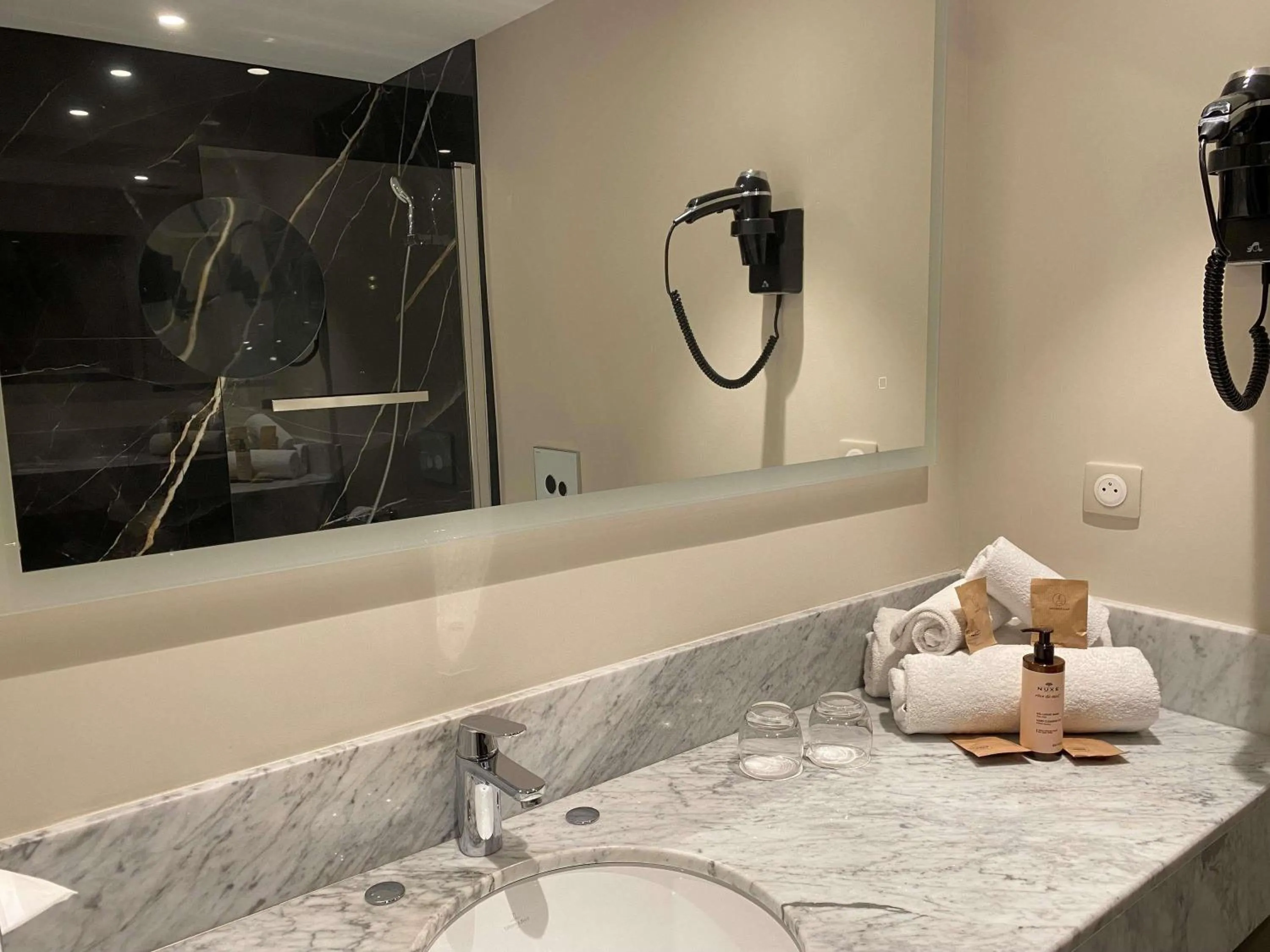 Bedroom in Mercure Orléans Centre Bords de Loire