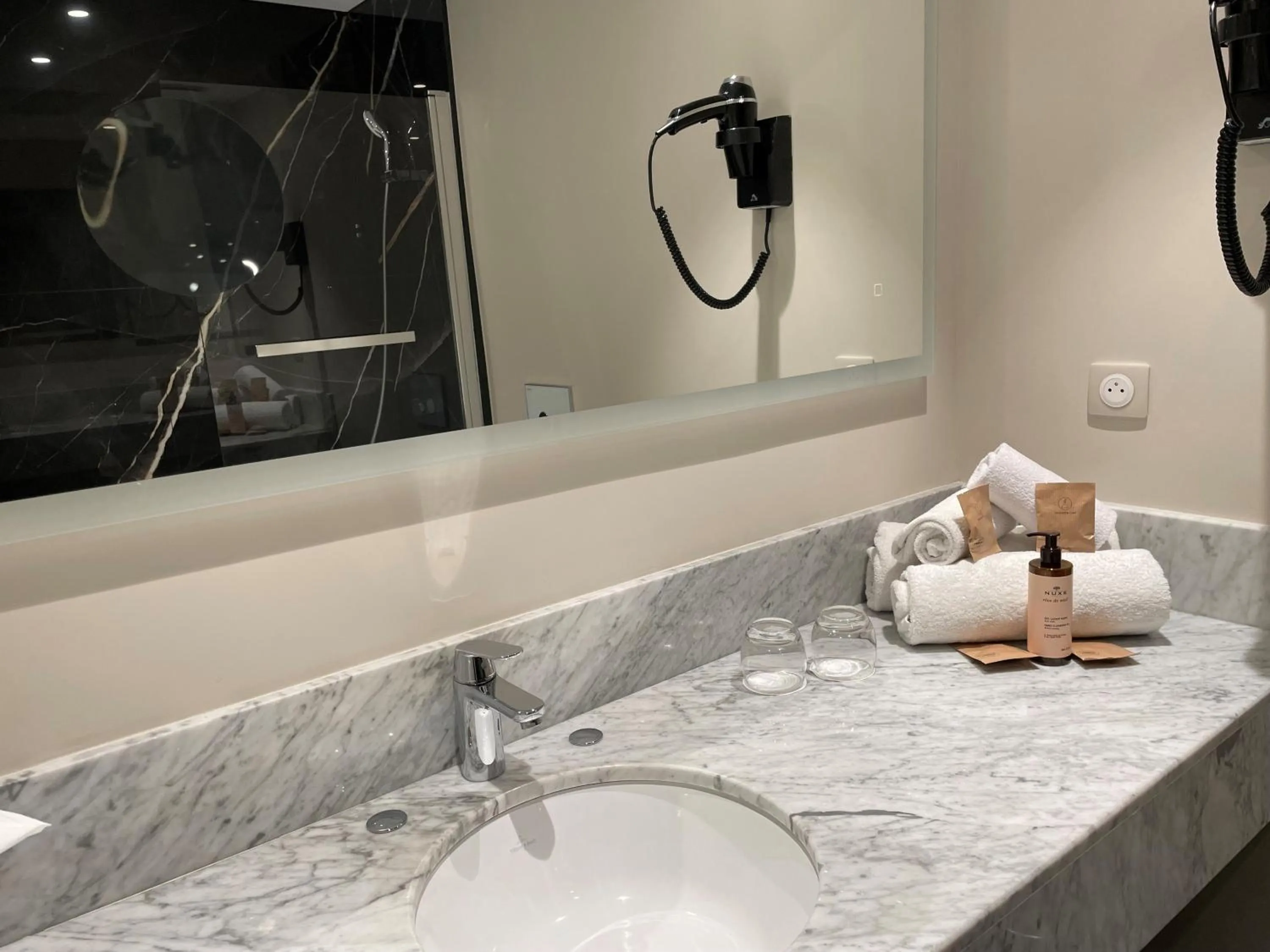 Bathroom in Mercure Orléans Centre Bords de Loire