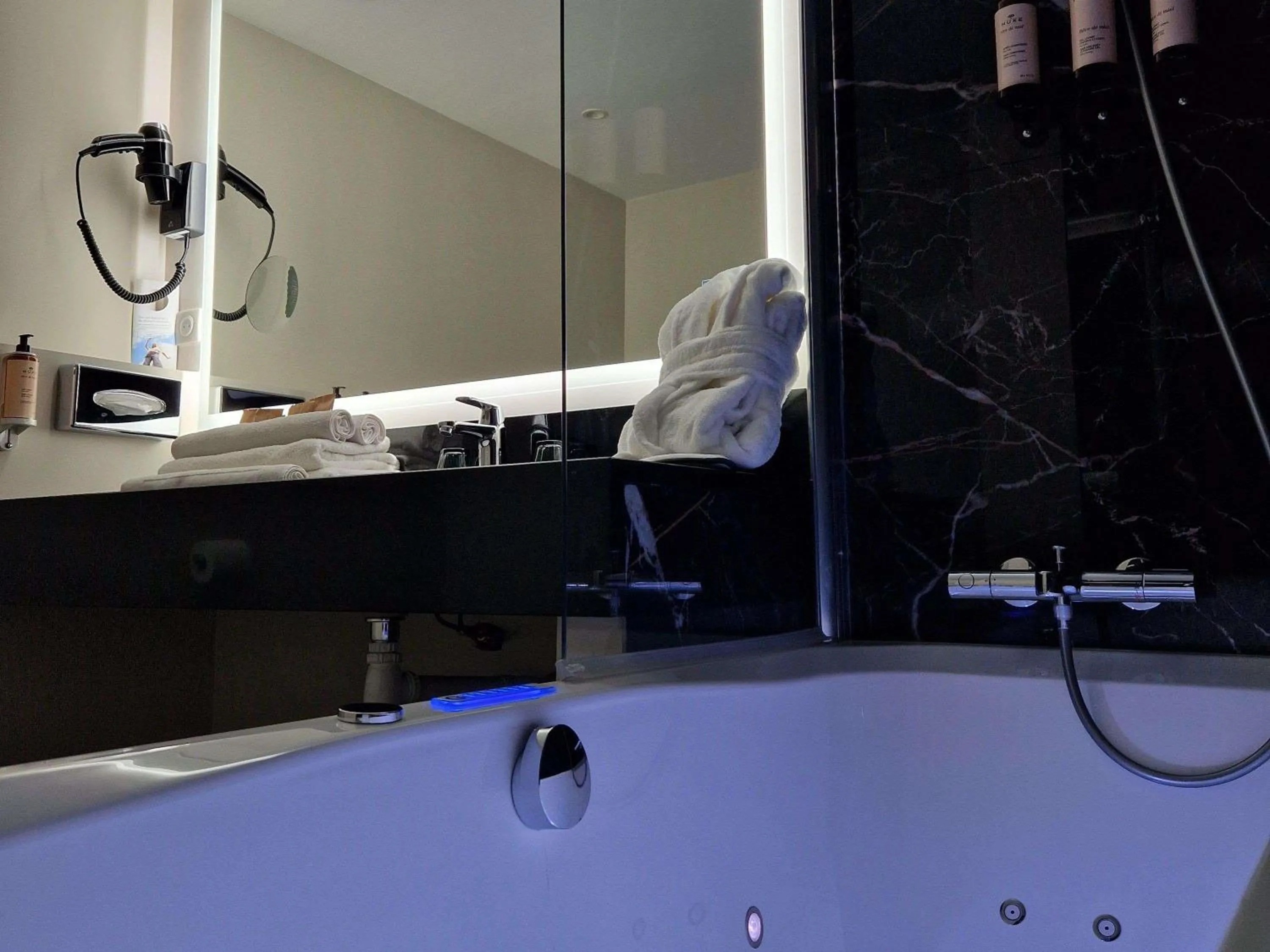 Bedroom in Mercure Orléans Centre Bords de Loire