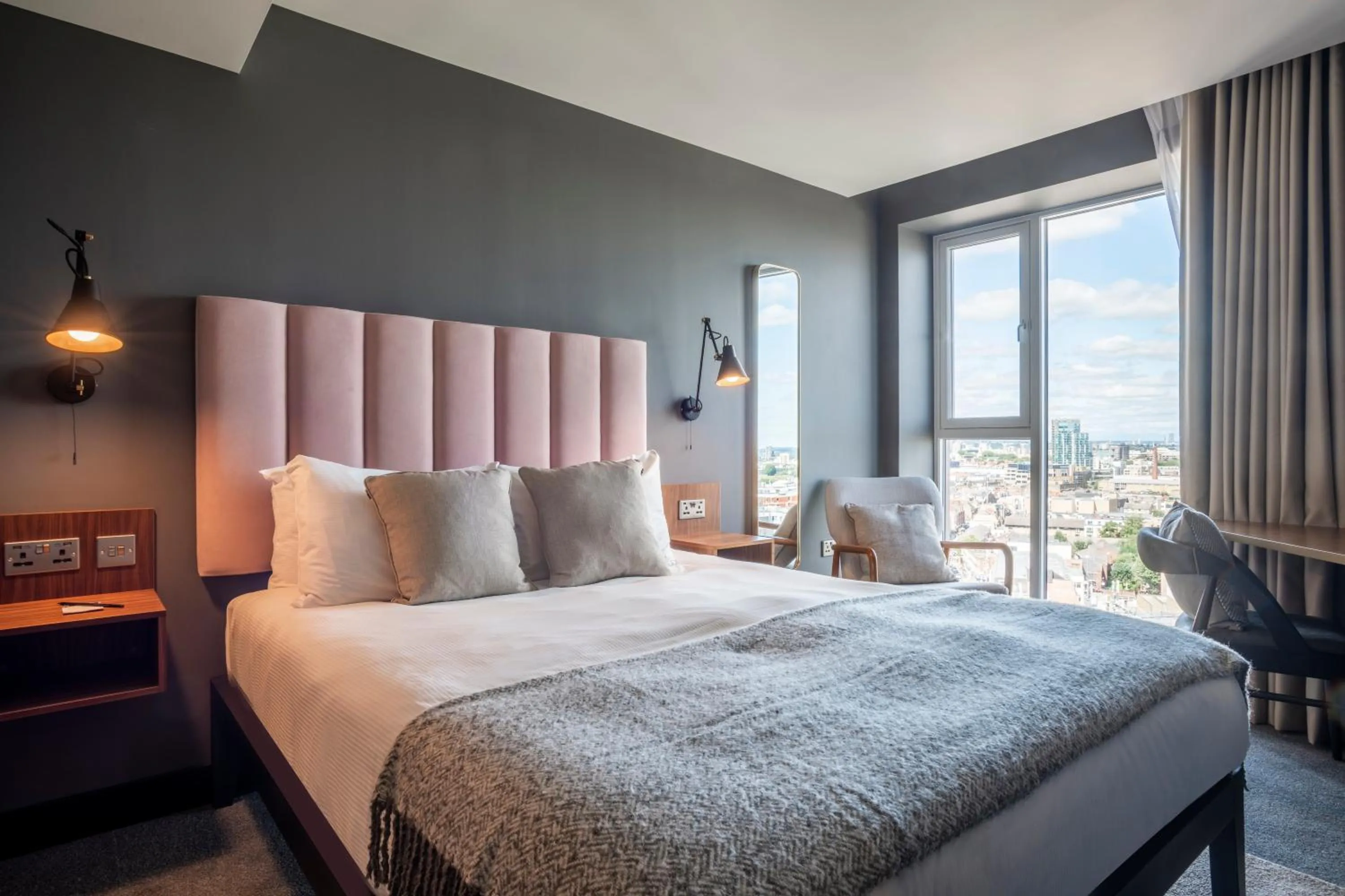 Bedroom, Bed in The Gate London City