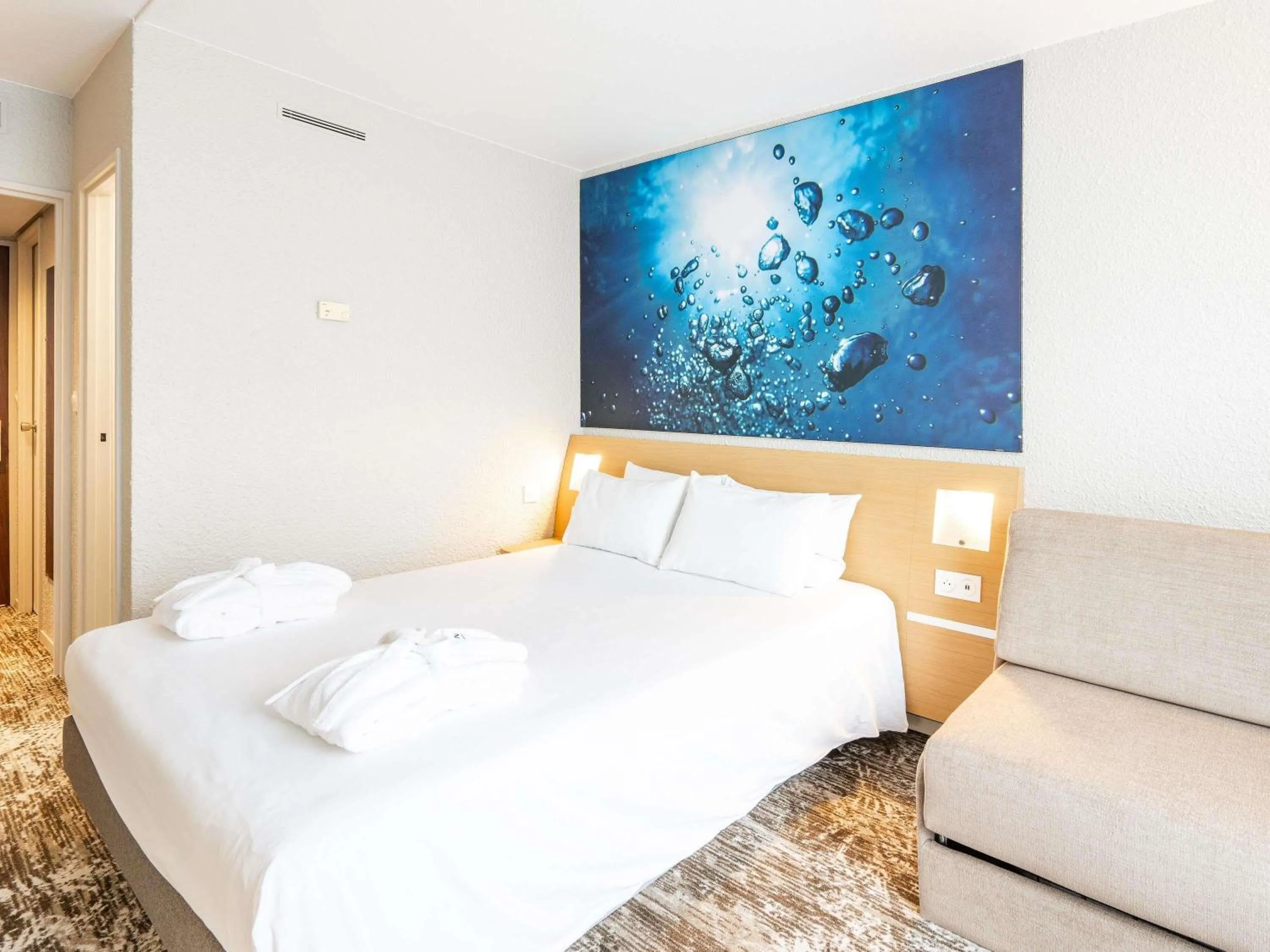 Bedroom, Bed in Novotel Grenoble Nord Voreppe