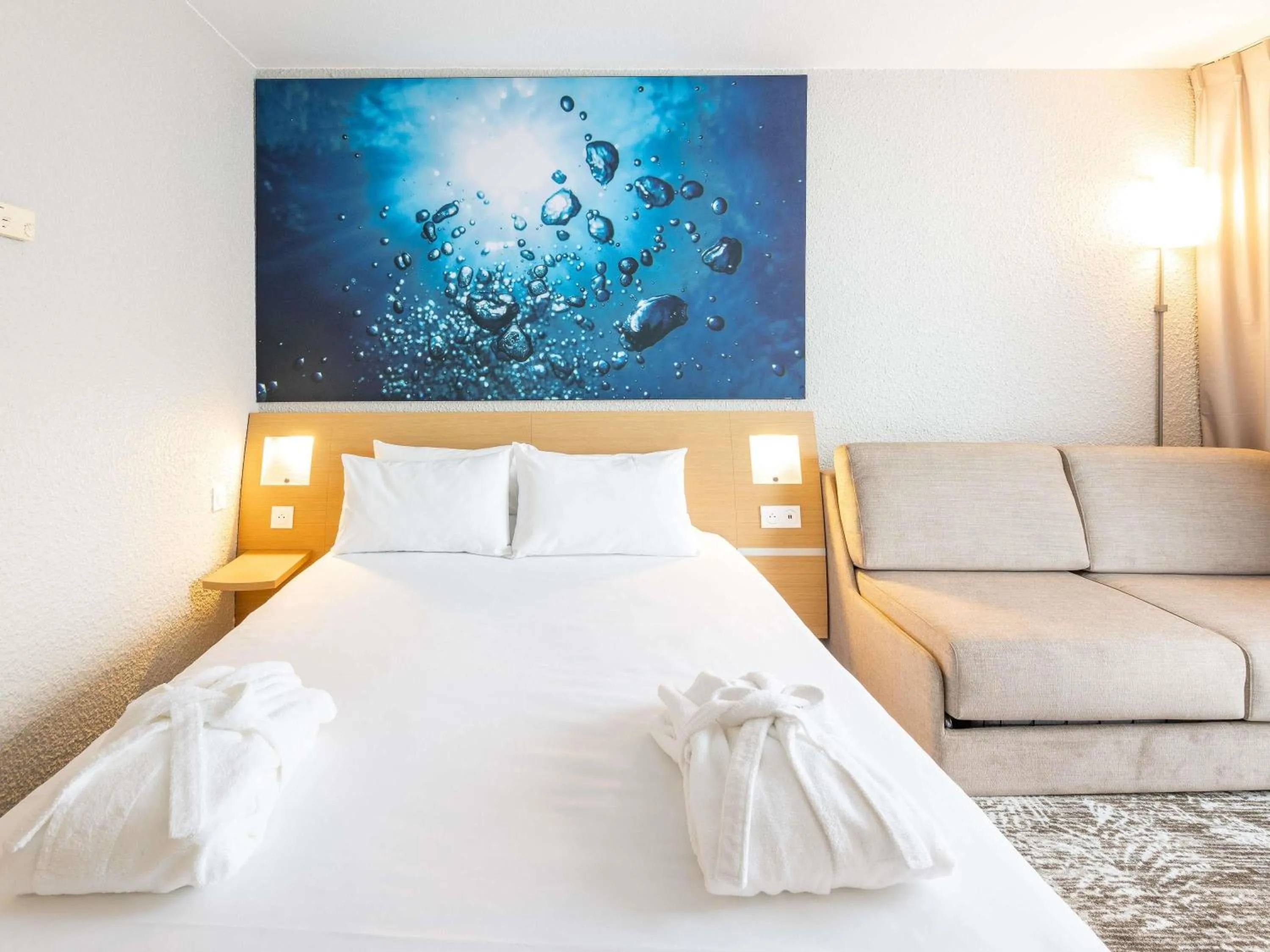 Bedroom, Bed in Novotel Grenoble Nord Voreppe