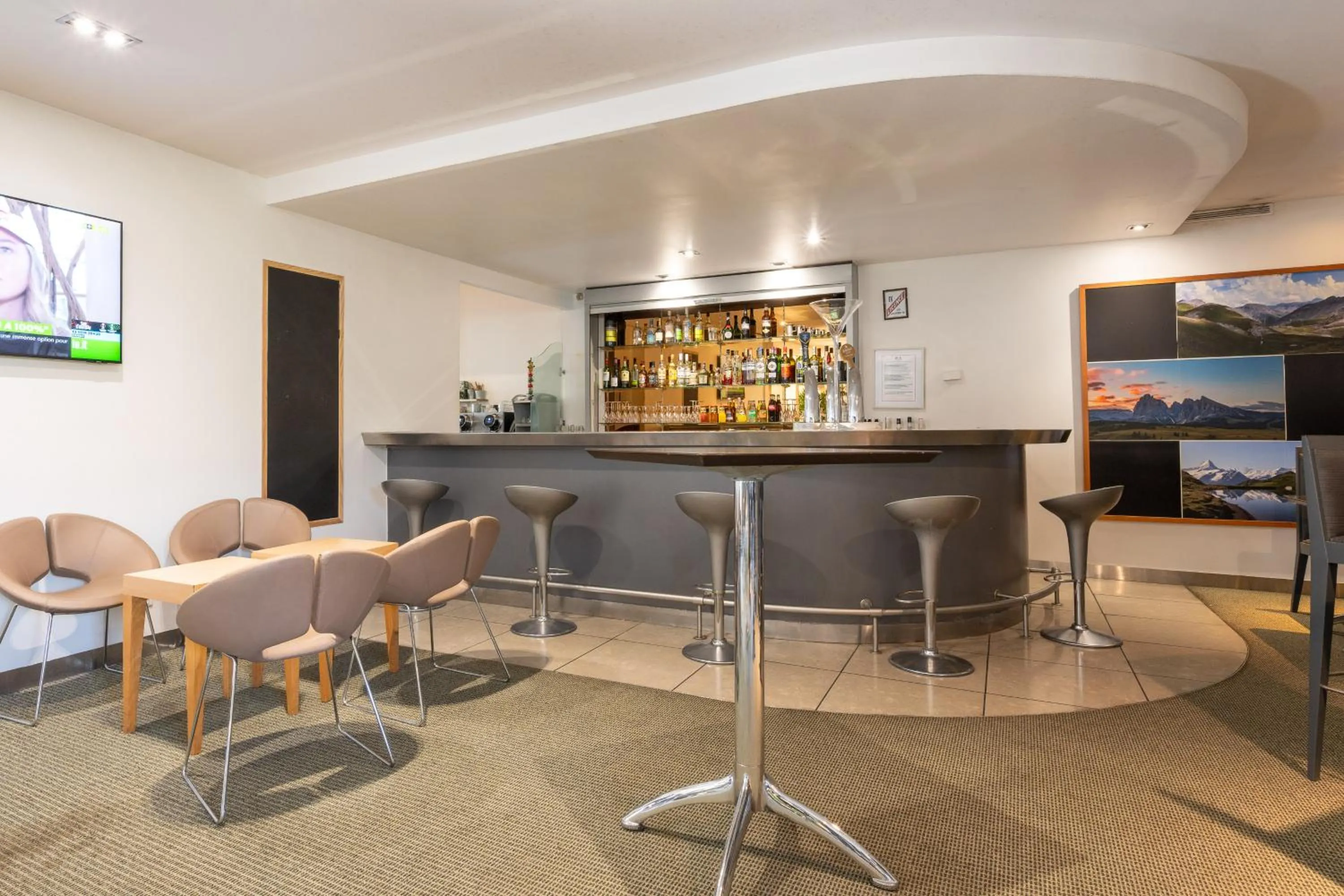 Lounge or bar in Novotel Grenoble Nord Voreppe