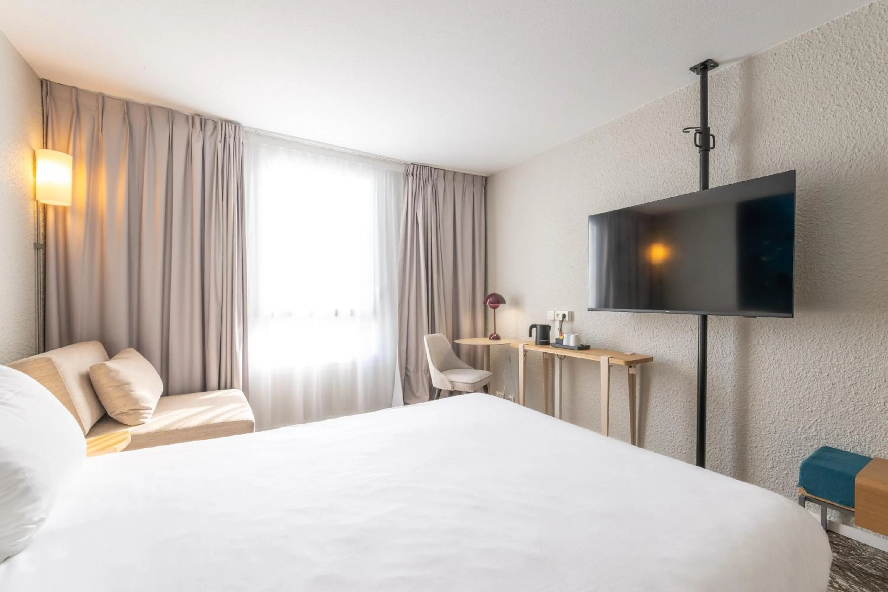 TV and multimedia, Bed in Novotel Grenoble Nord Voreppe