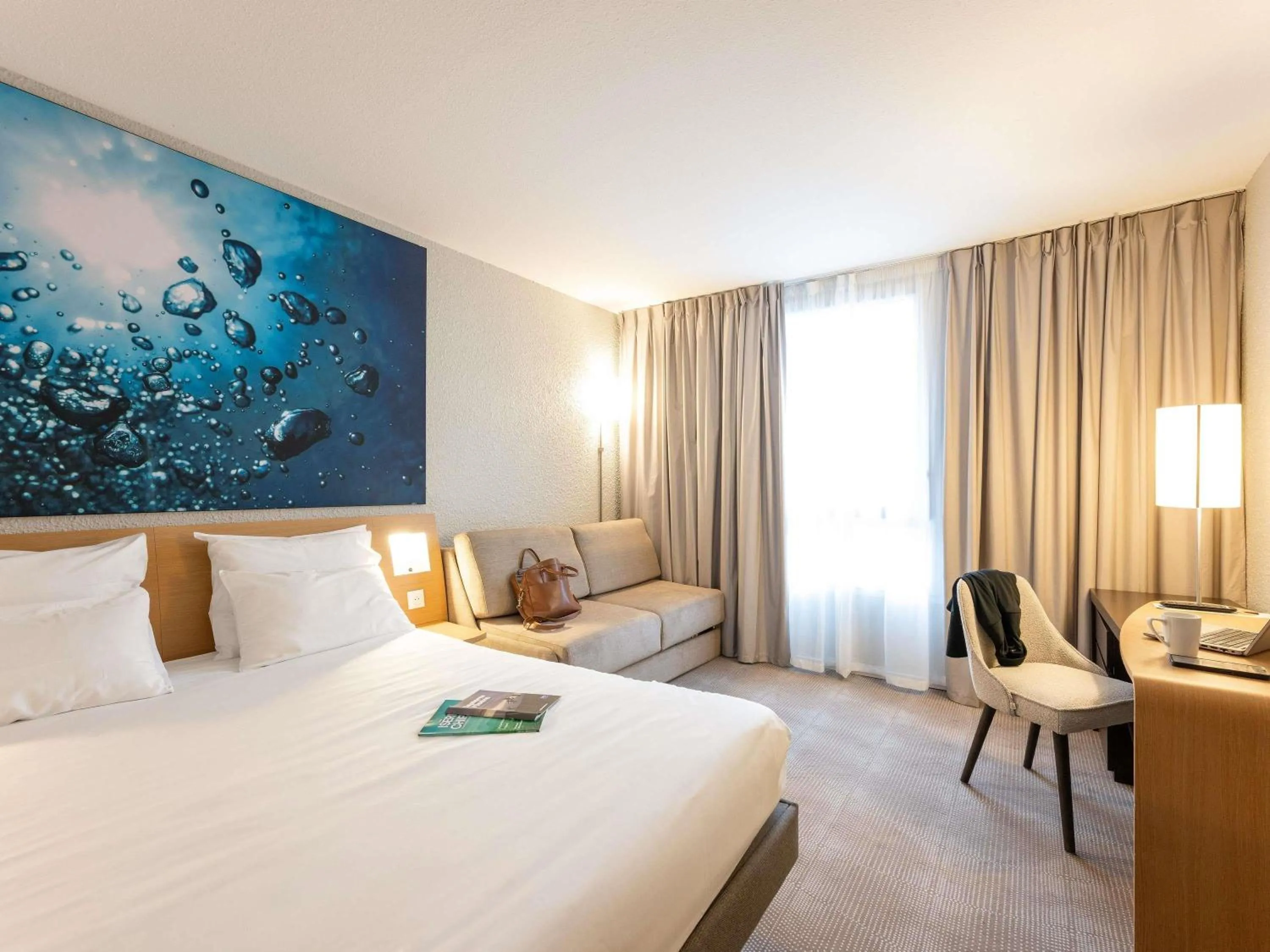 Bedroom, Bed in Novotel Grenoble Nord Voreppe