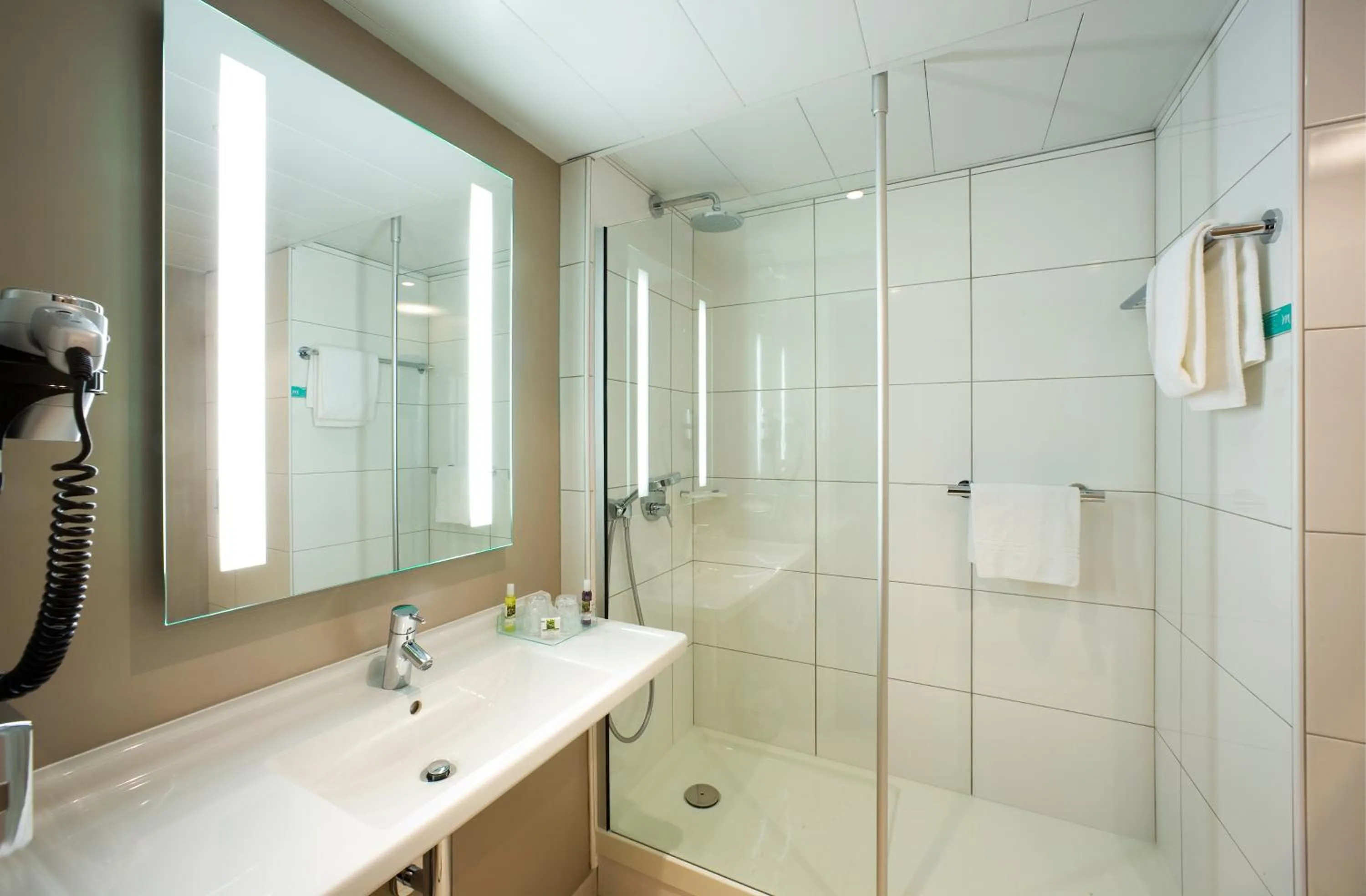 Bathroom in Mercure Angers Centre de Congrès