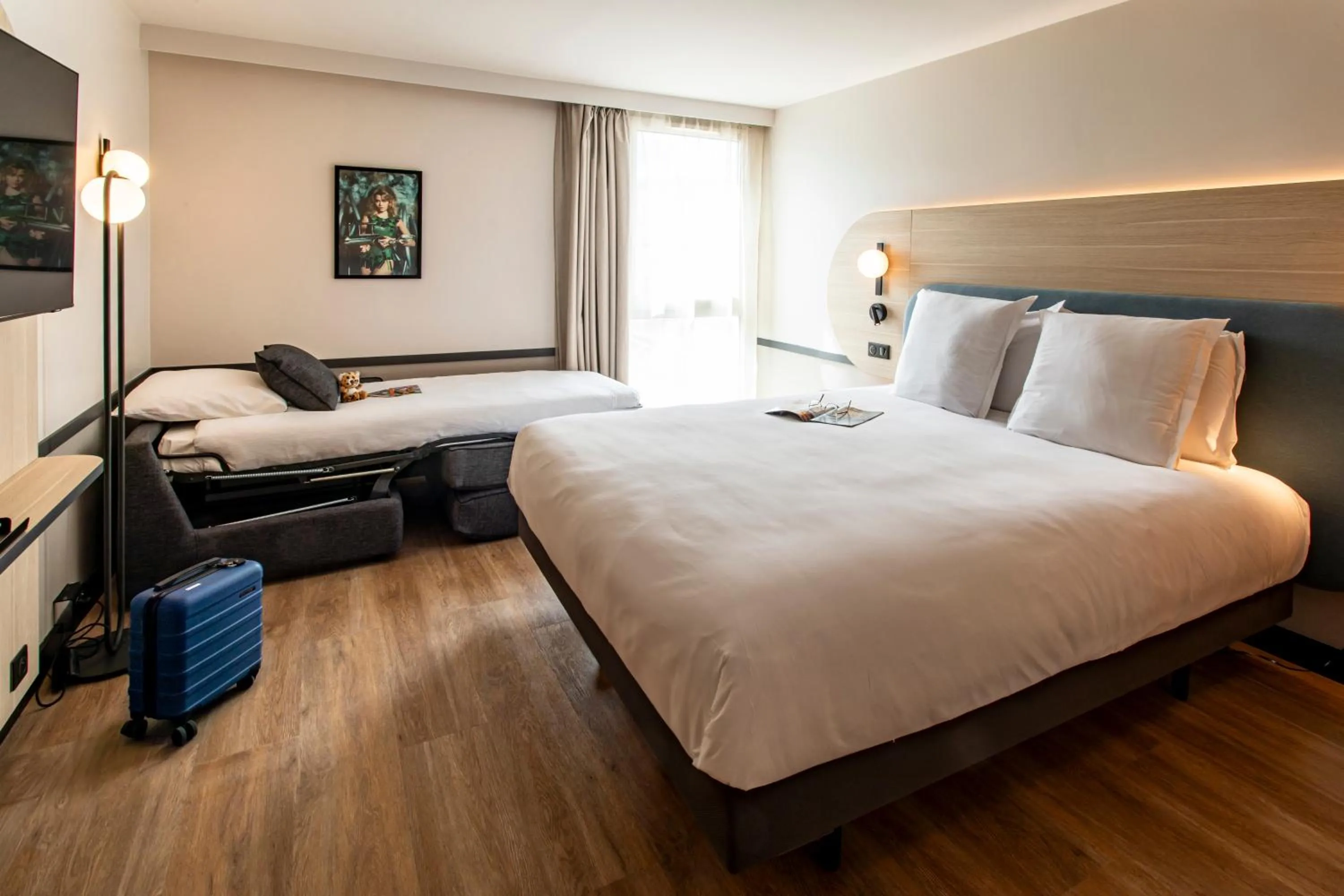 Photo of the whole room, Bed in Mercure Angoulême Hôtel de France