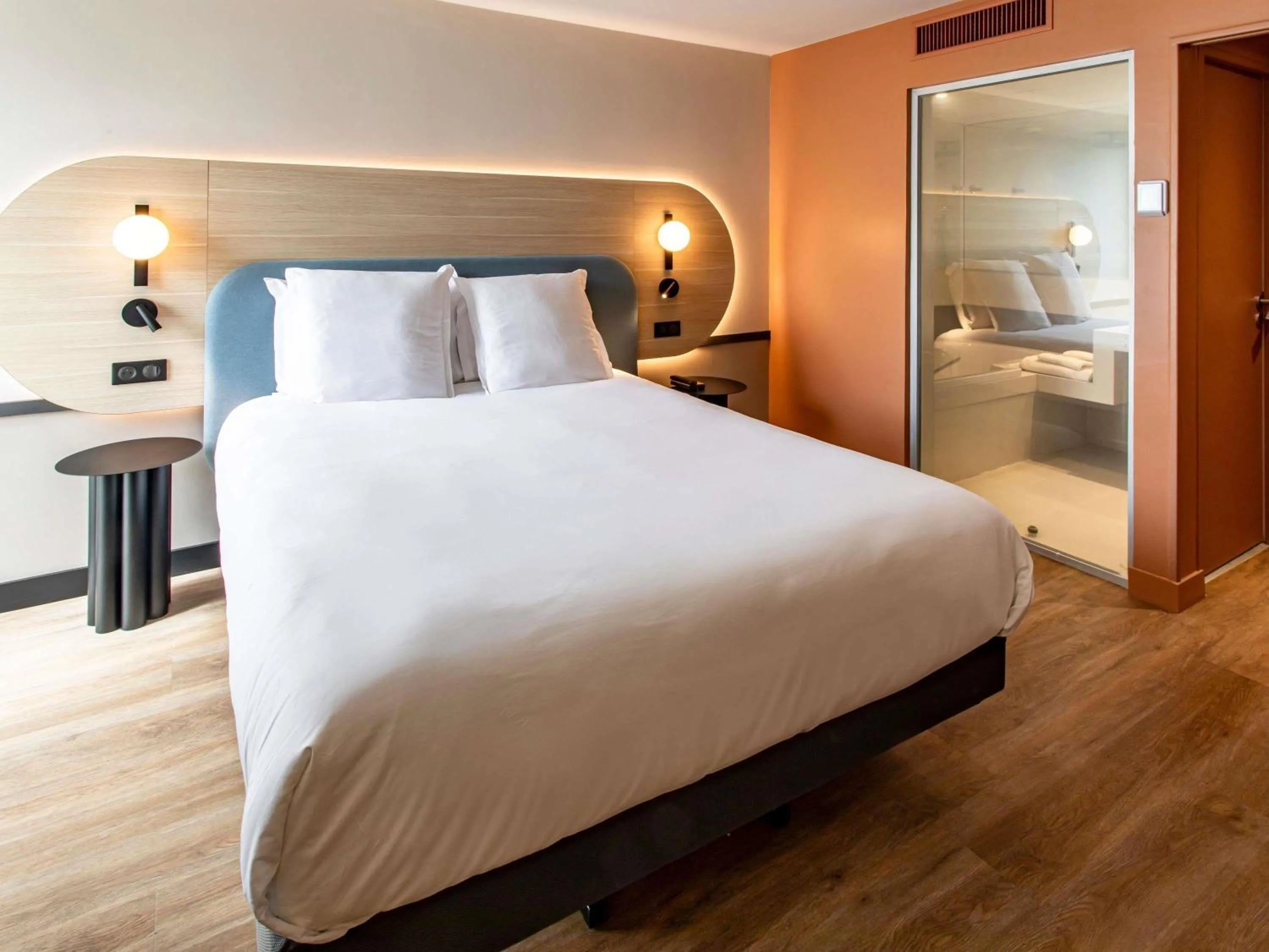 Bedroom, Bed in Mercure Angoulême Hôtel de France