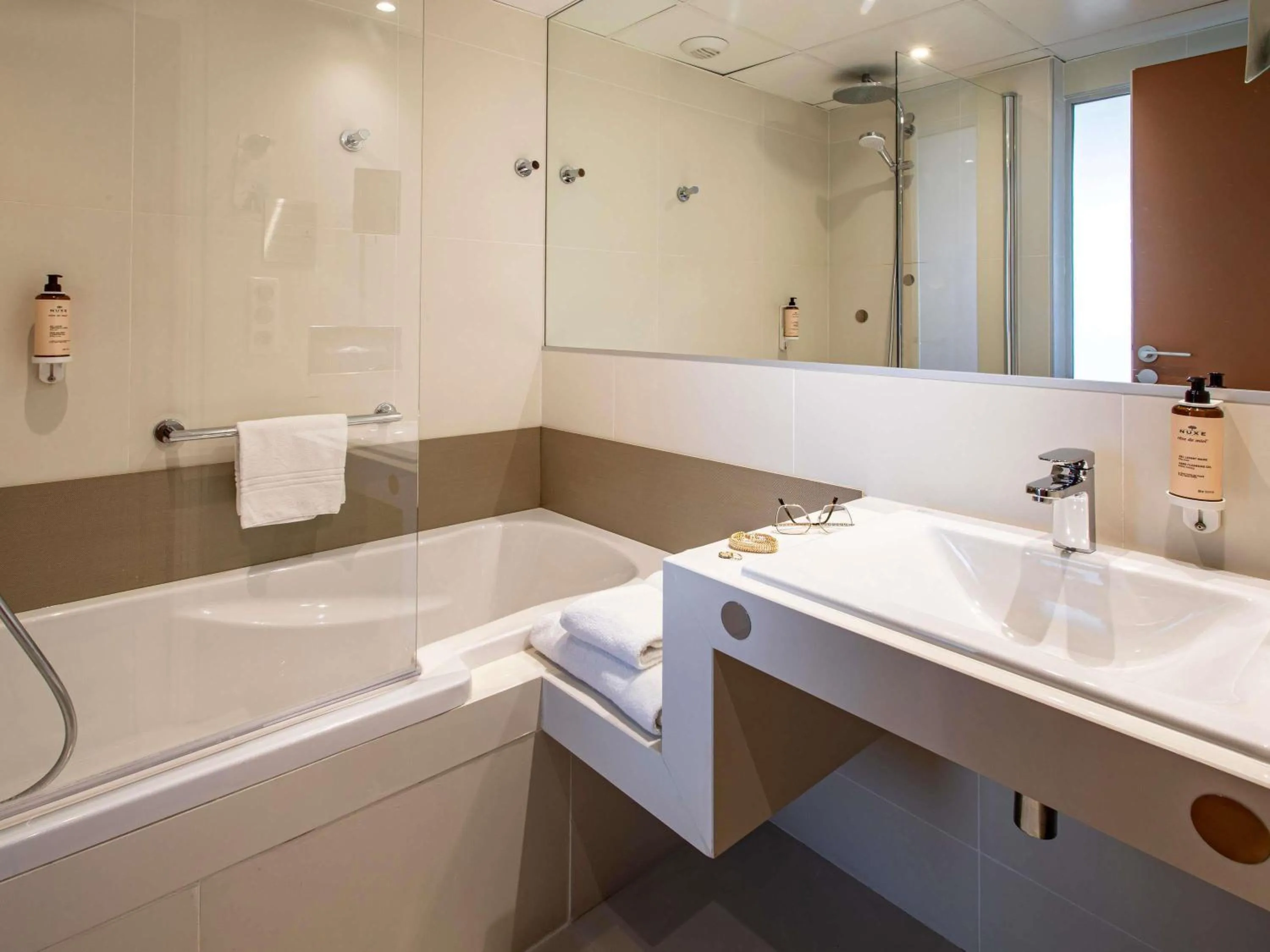 Bedroom in Mercure Angoulême Hôtel de France