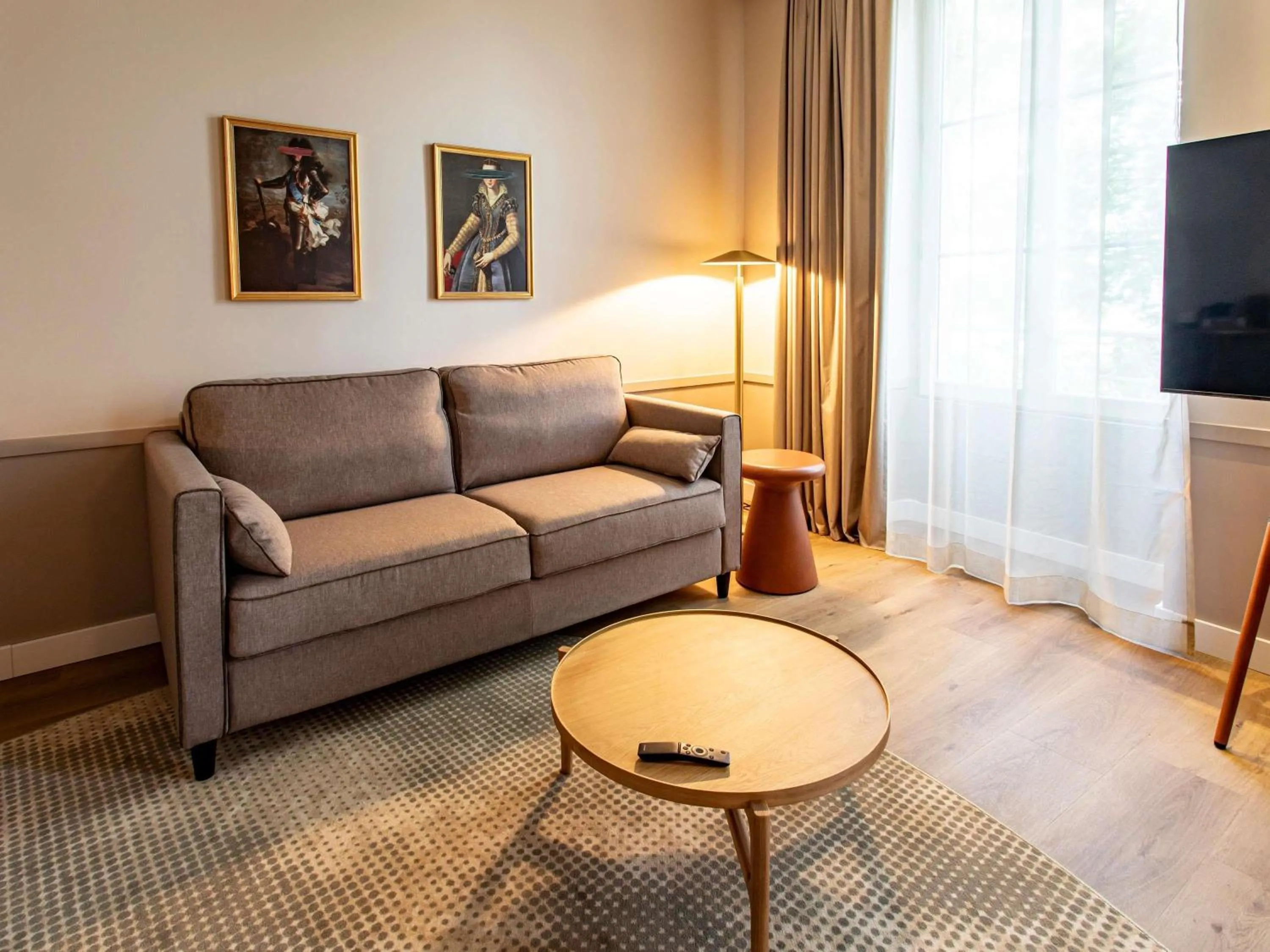 Bedroom in Mercure Angoulême Hôtel de France