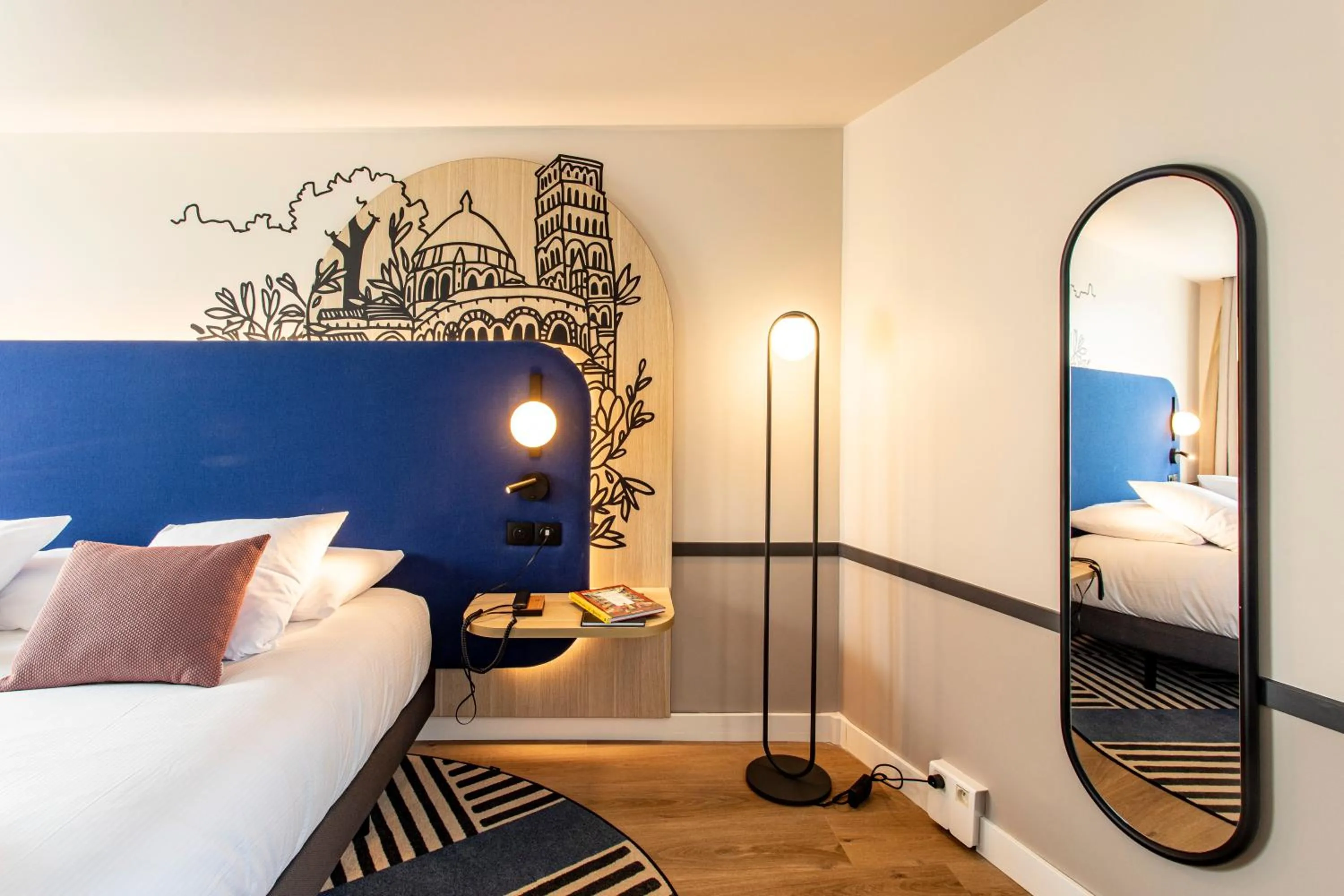 Bed in Mercure Angoulême Hôtel de France