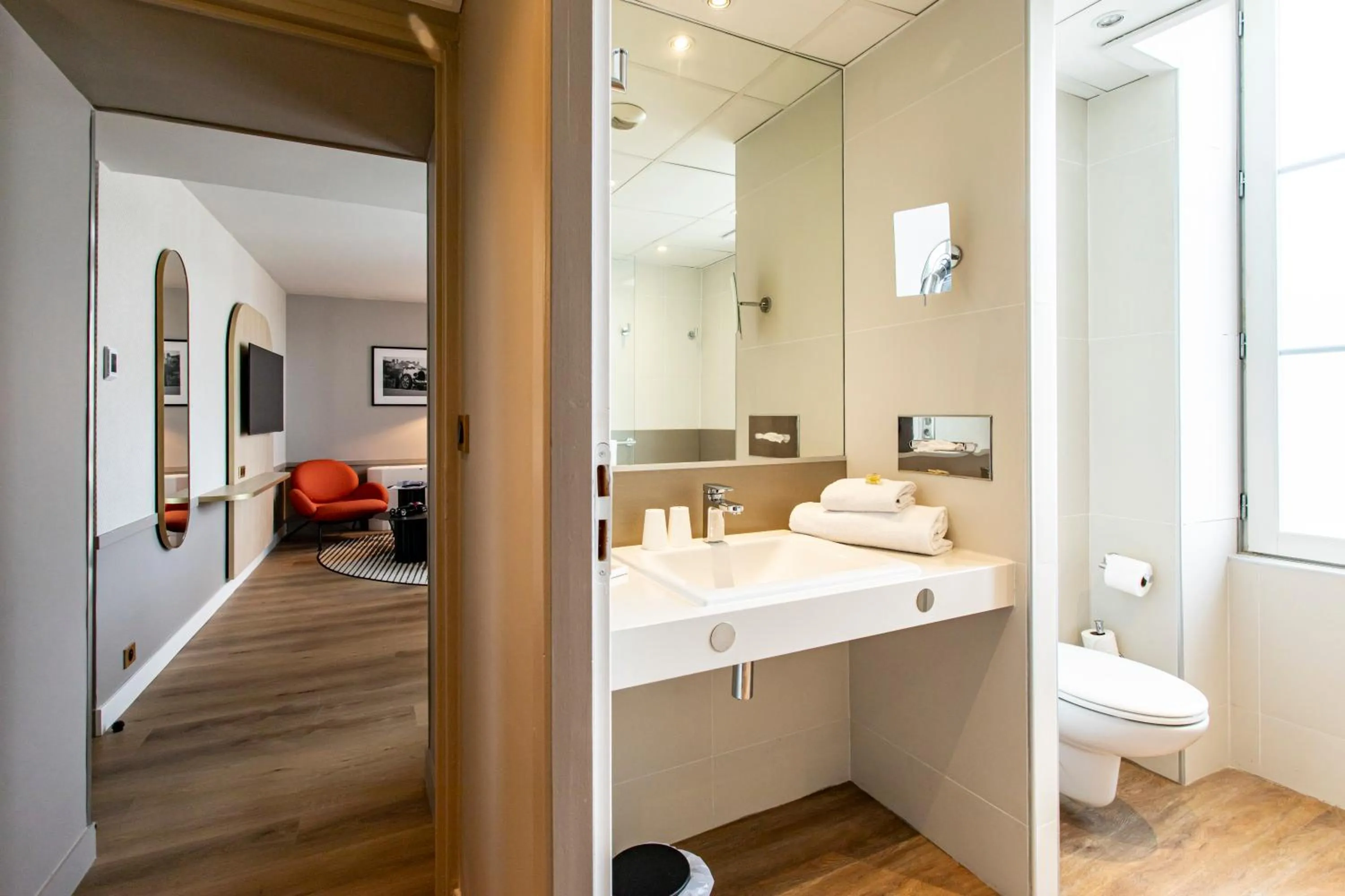 Toilet in Mercure Angoulême Hôtel de France