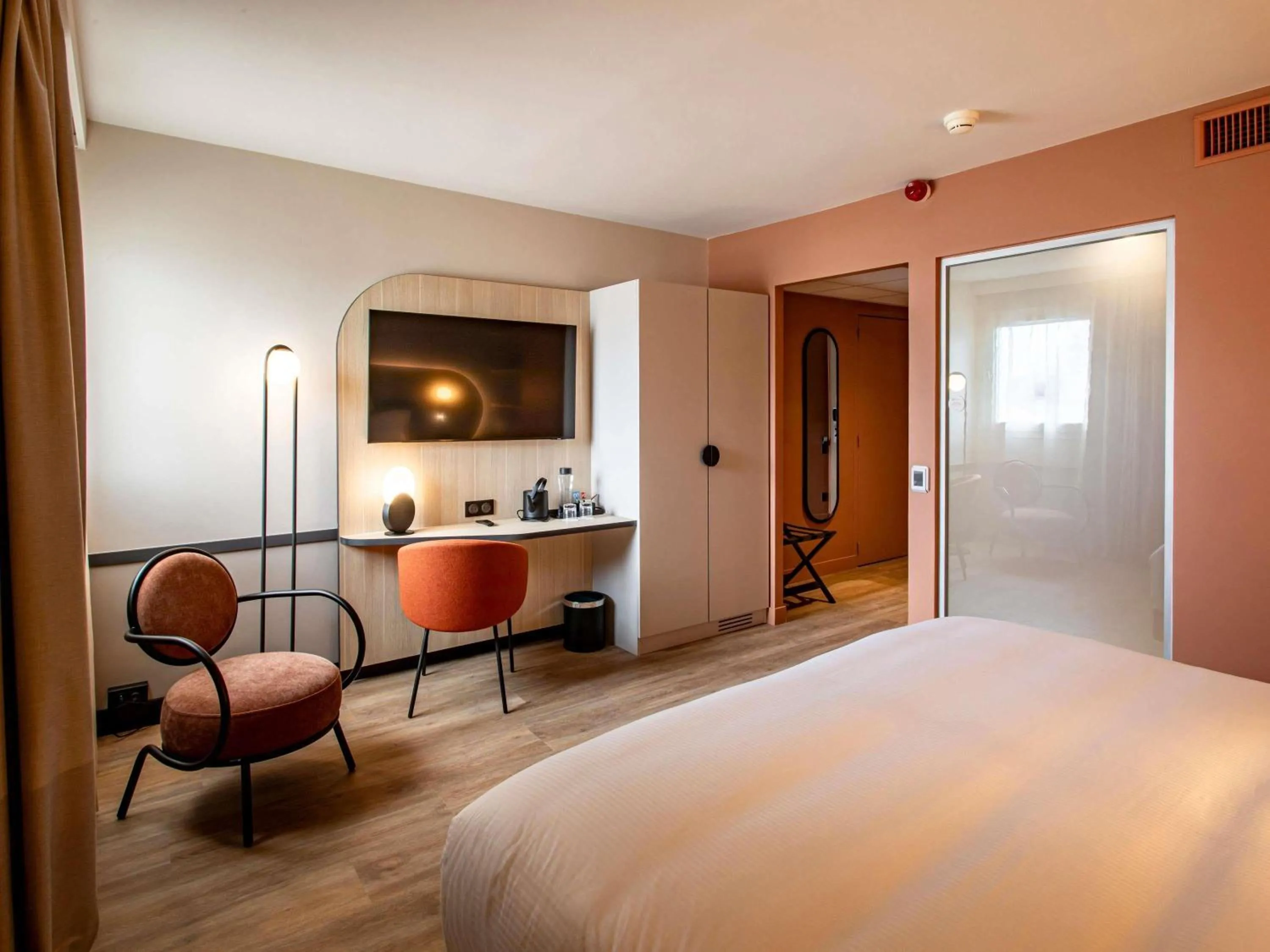 Bedroom, Bed in Mercure Angoulême Hôtel de France