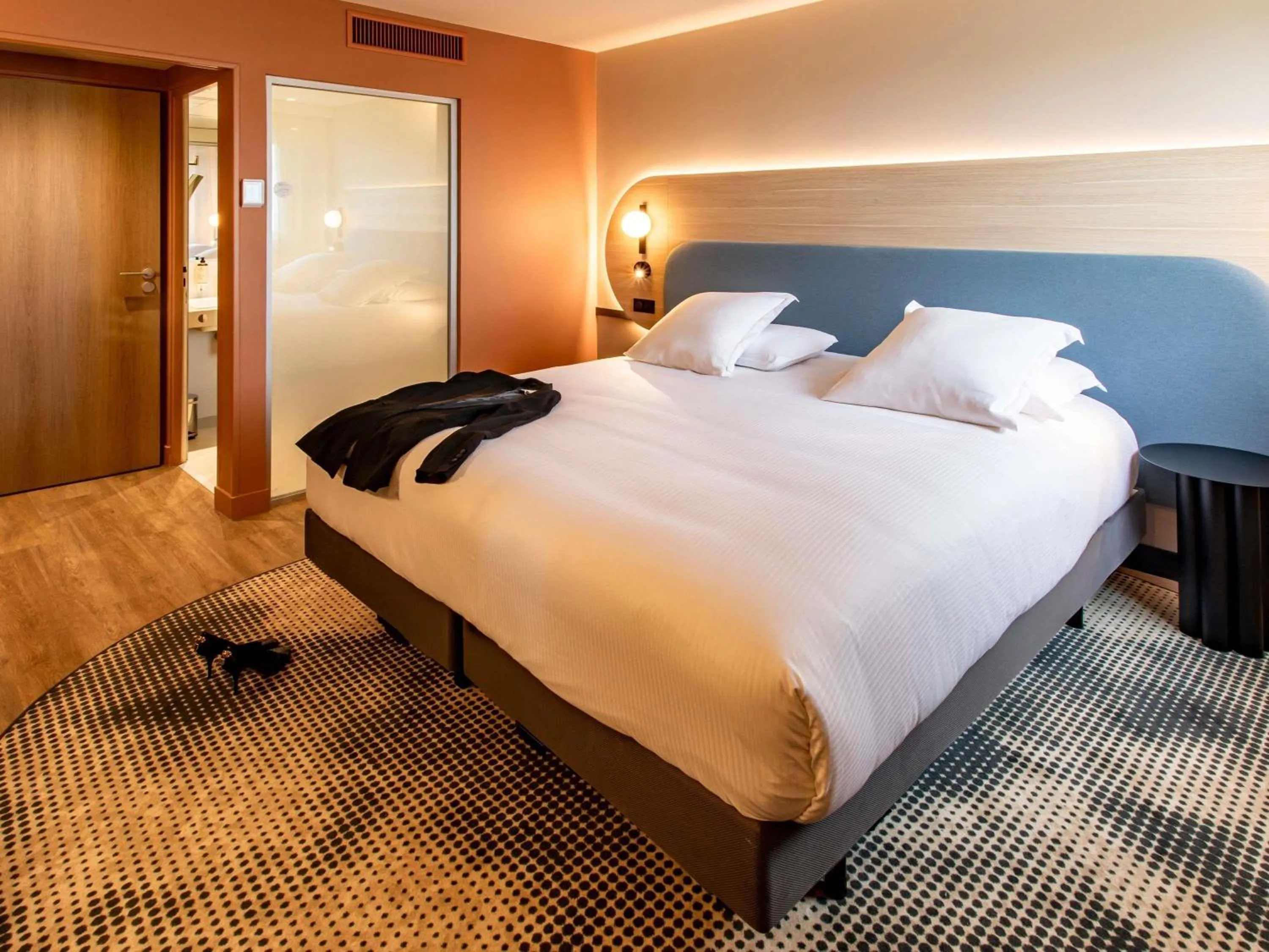 Property building, Bed in Mercure Angoulême Hôtel de France