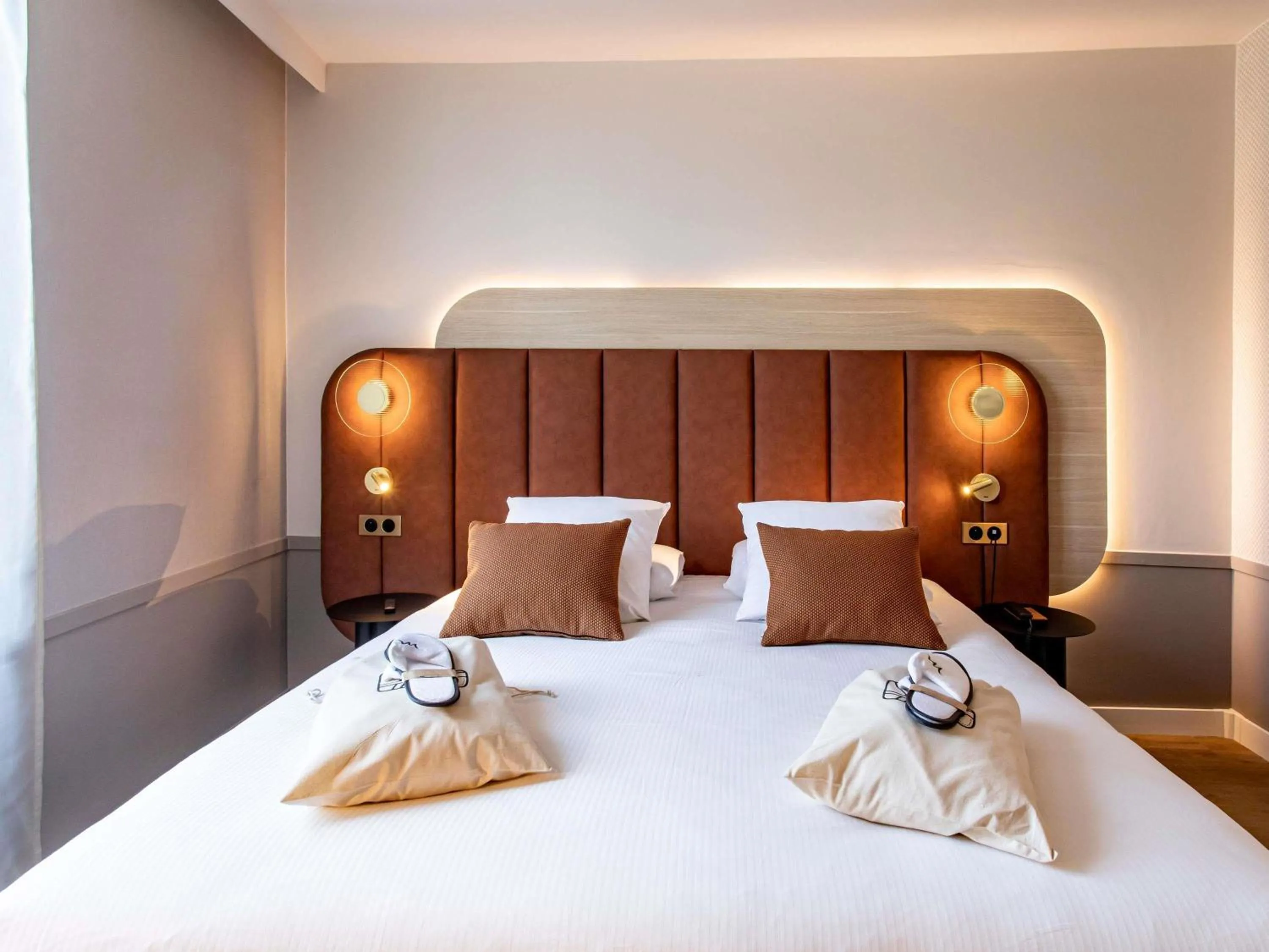 Bedroom, Bed in Mercure Angoulême Hôtel de France