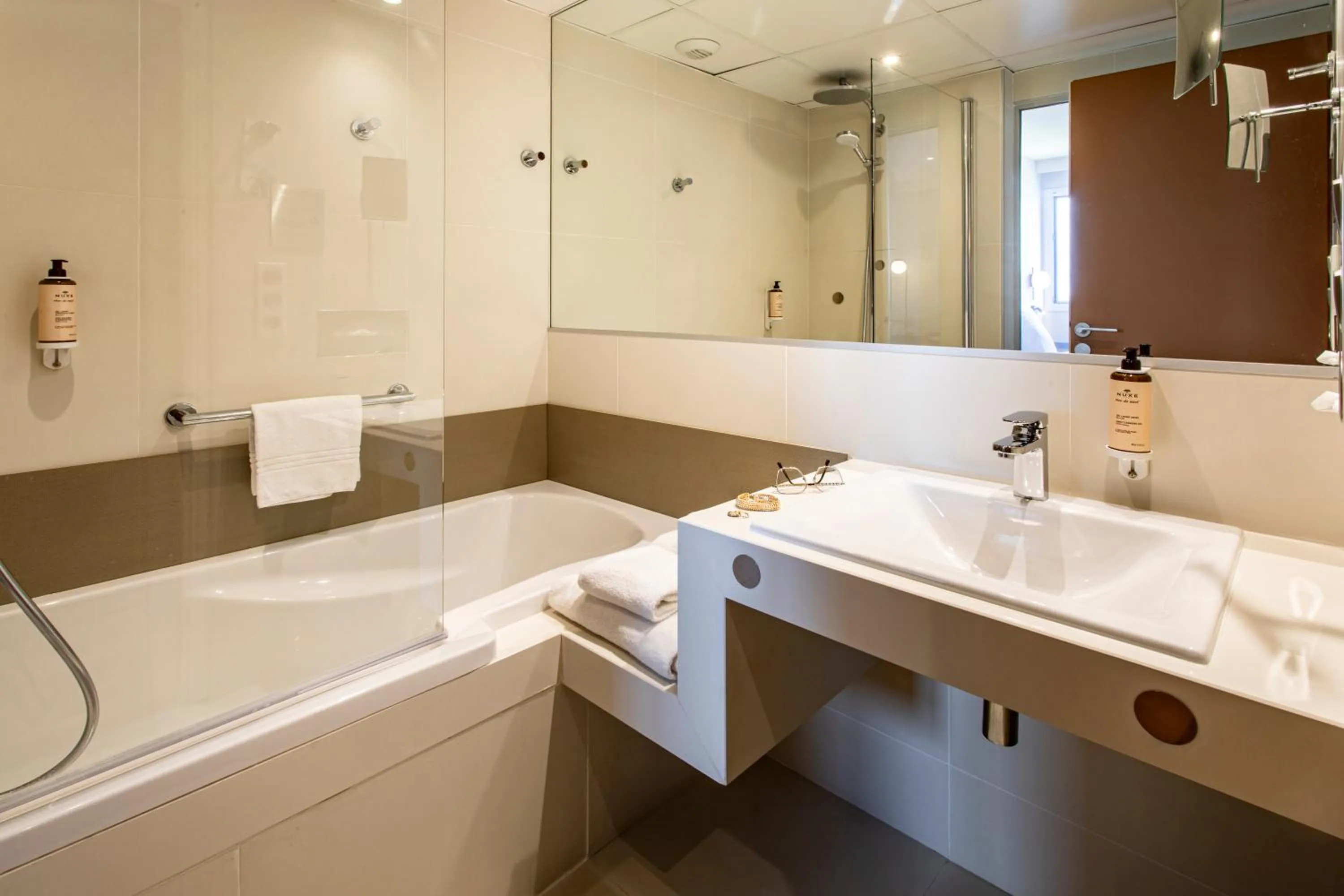 Bathroom in Mercure Angoulême Hôtel de France