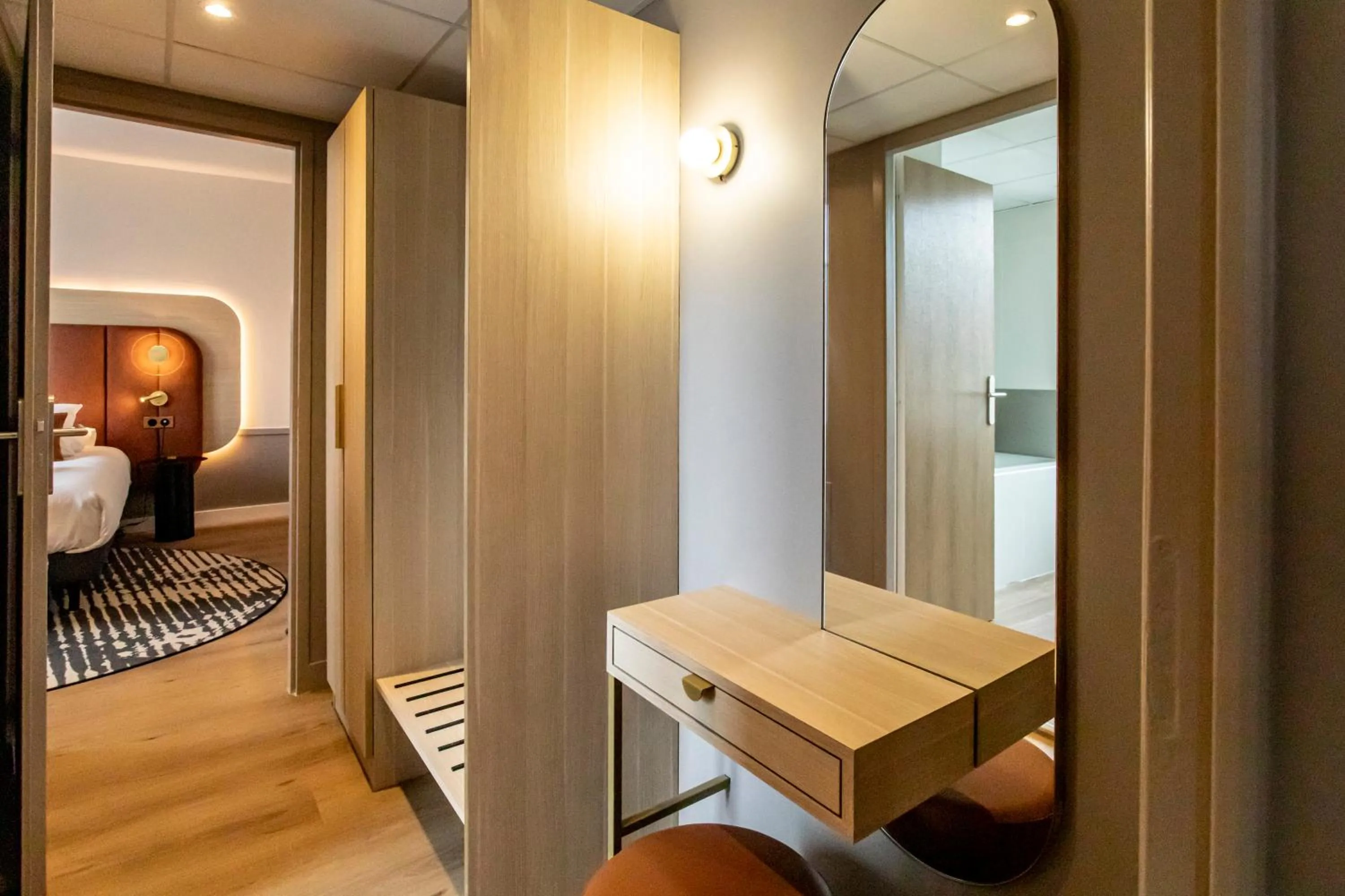 Bathroom, Bed in Mercure Angoulême Hôtel de France