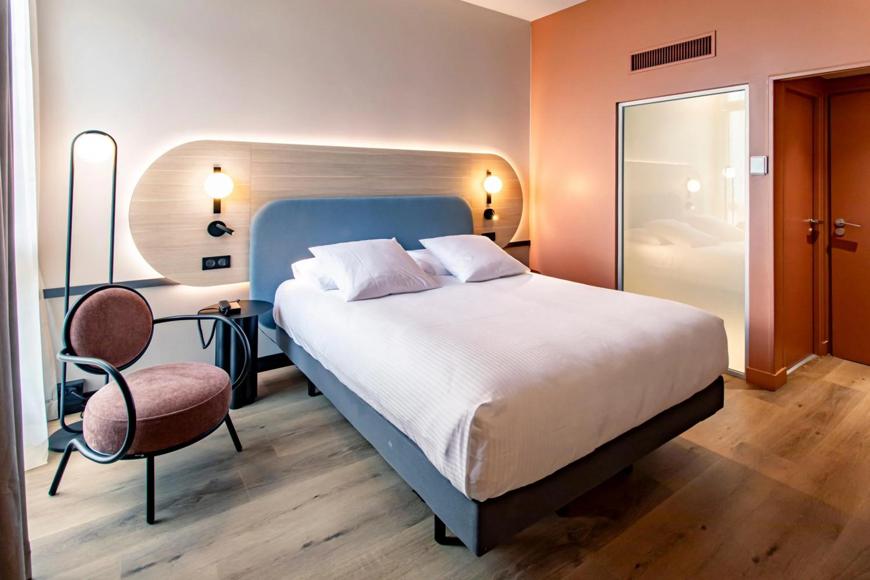 Bedroom, Bed in Mercure Angoulême Hôtel de France