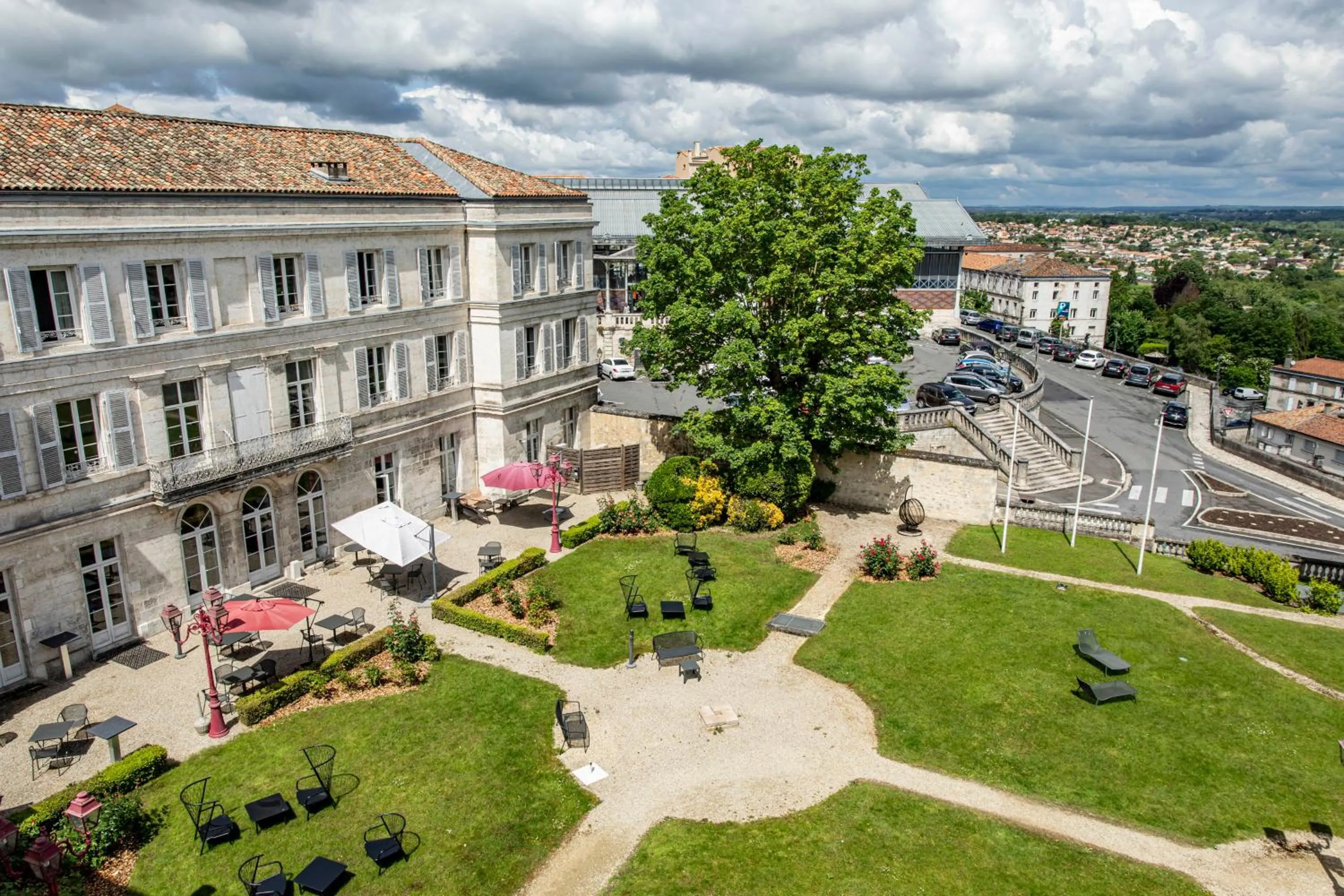 Garden view in Mercure Angoulême Hôtel de France