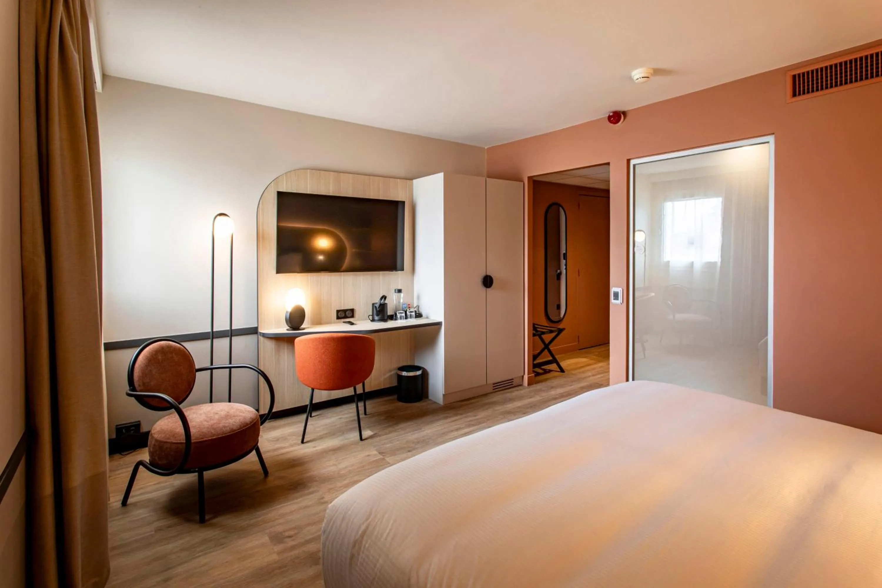 Photo of the whole room, Bed in Mercure Angoulême Hôtel de France