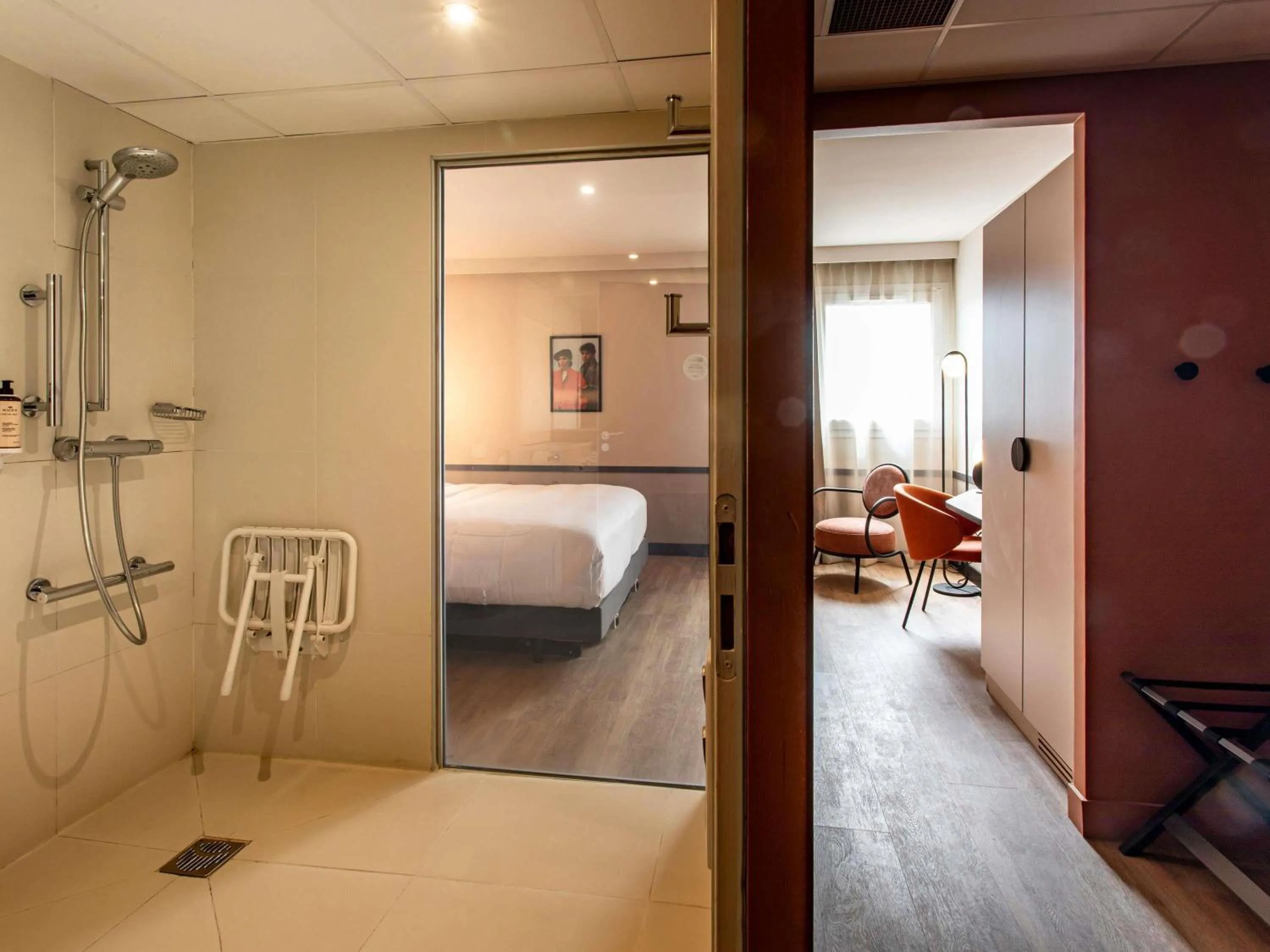 Bedroom, Bed in Mercure Angoulême Hôtel de France