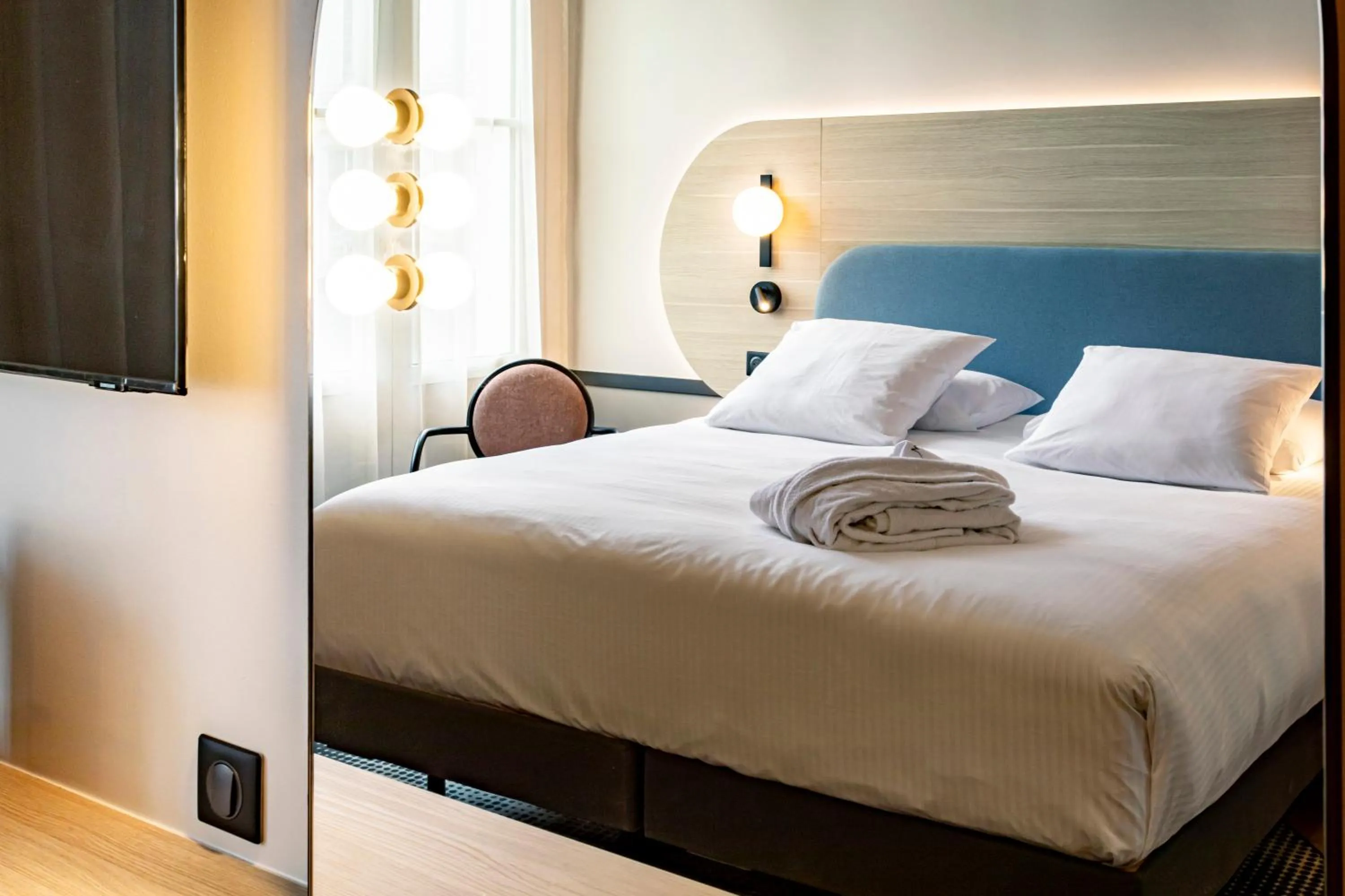 Bedroom, Bed in Mercure Angoulême Hôtel de France