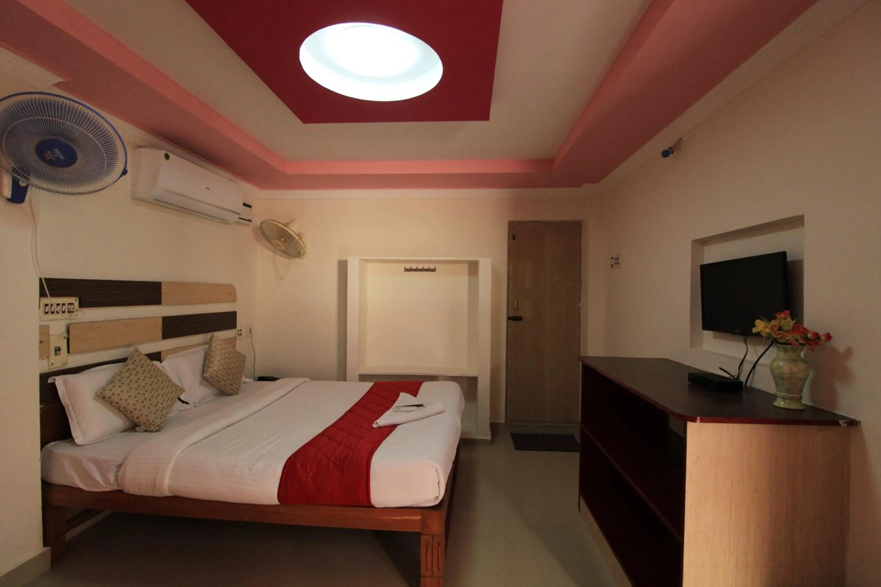 Bedroom, Bed in Just Guest House, Chennai Airport