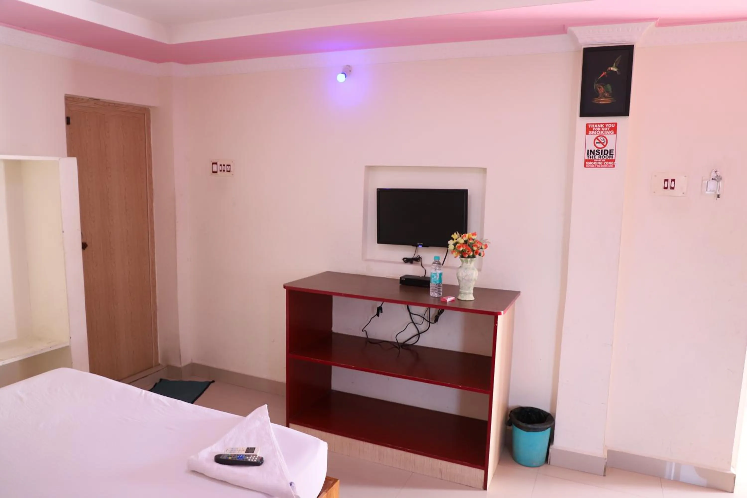 Communal lounge/ TV room, Bed in Just Guest House, Chennai Airport