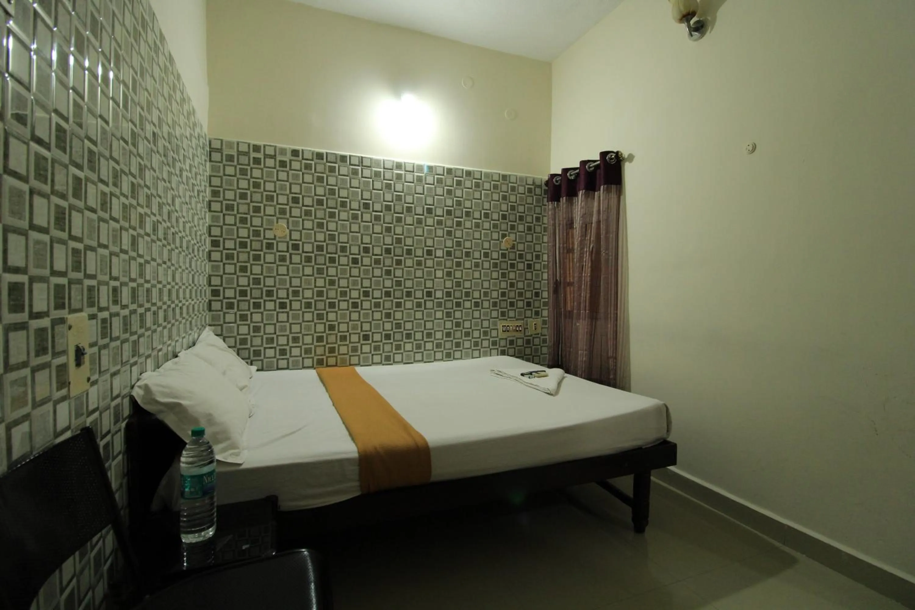 Bedroom, Bed in Just Guest House, Chennai Airport