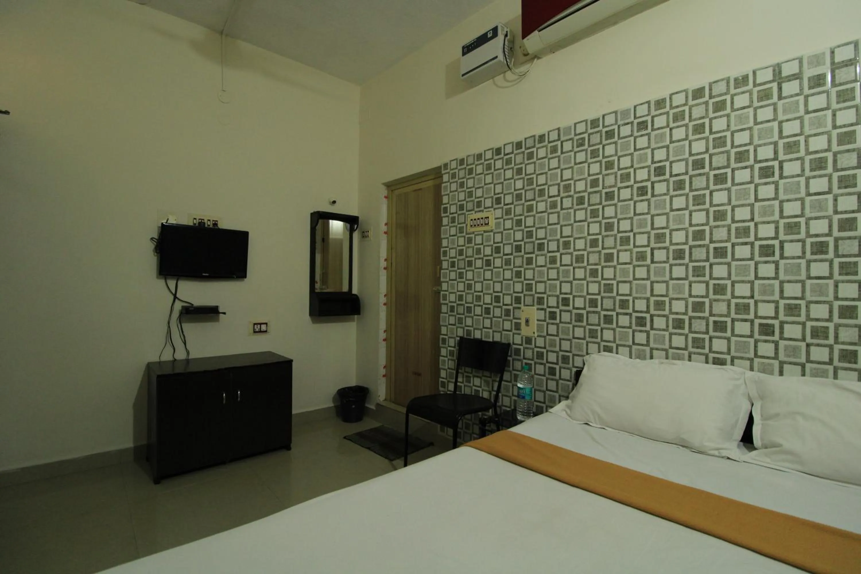 Bedroom, Bed in Just Guest House, Chennai Airport