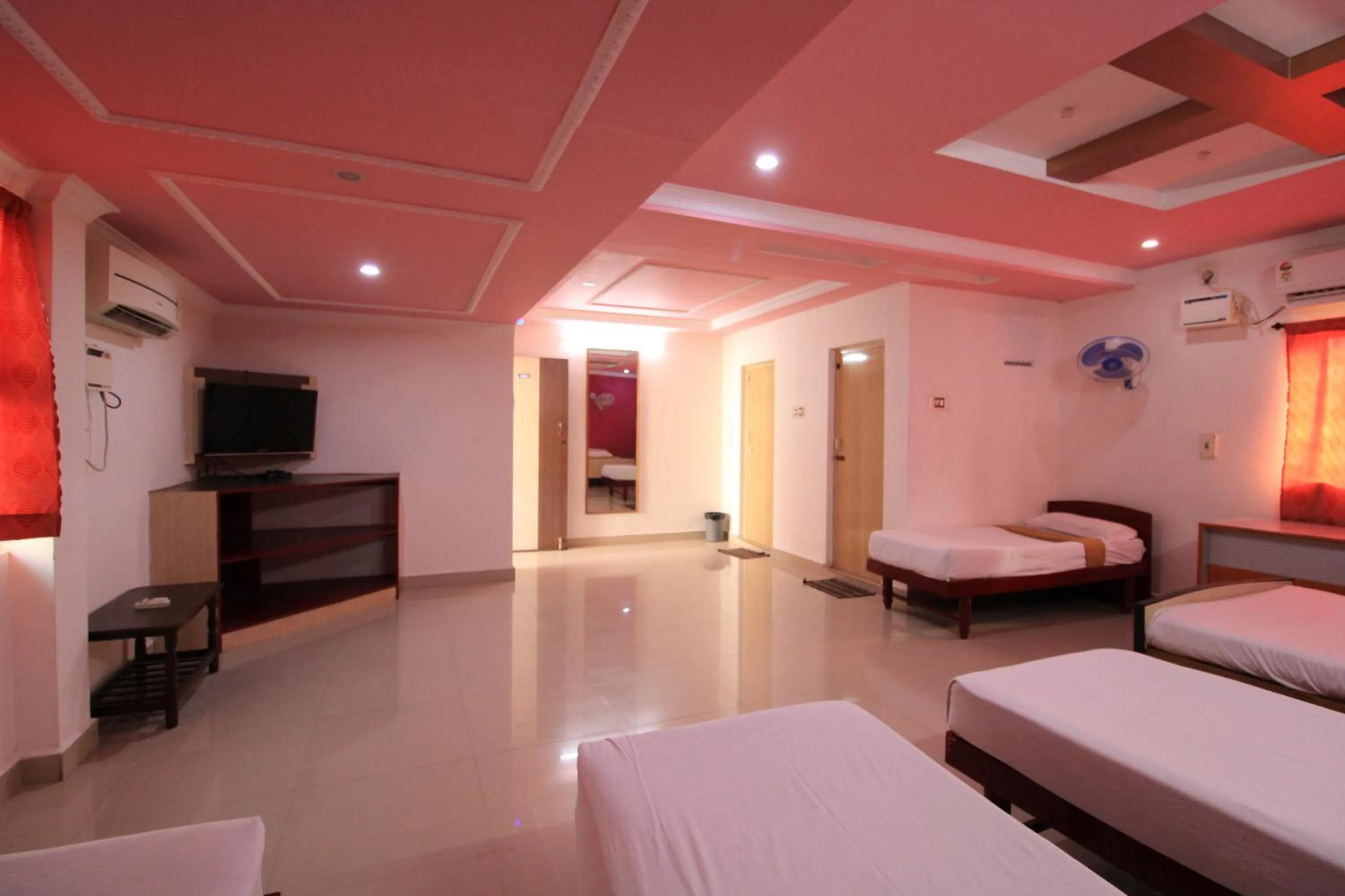 TV and multimedia, Bed in Just Guest House, Chennai Airport