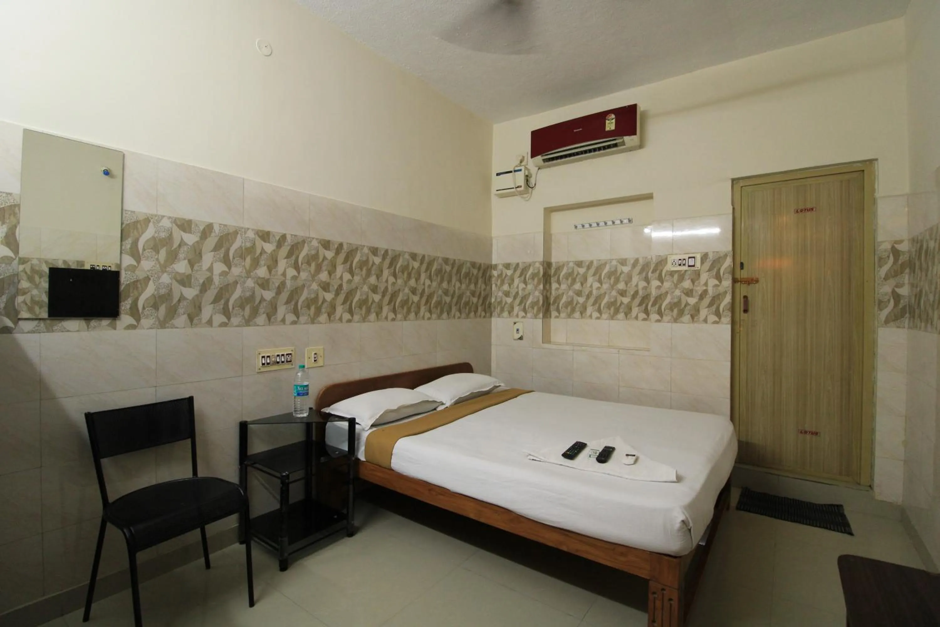Bedroom, Bed in Just Guest House, Chennai Airport