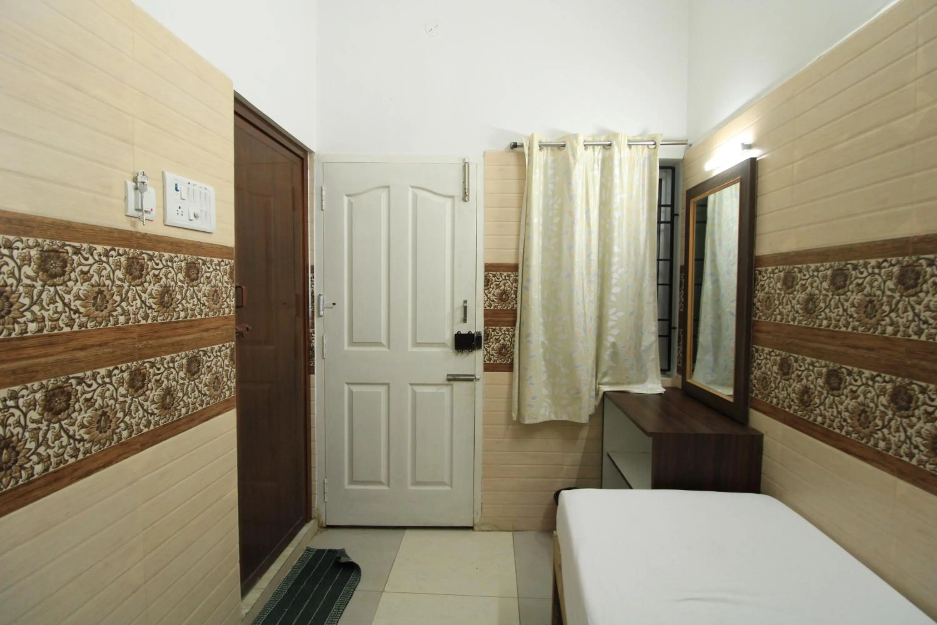 Bedroom, Bed in Just Guest House, Chennai Airport