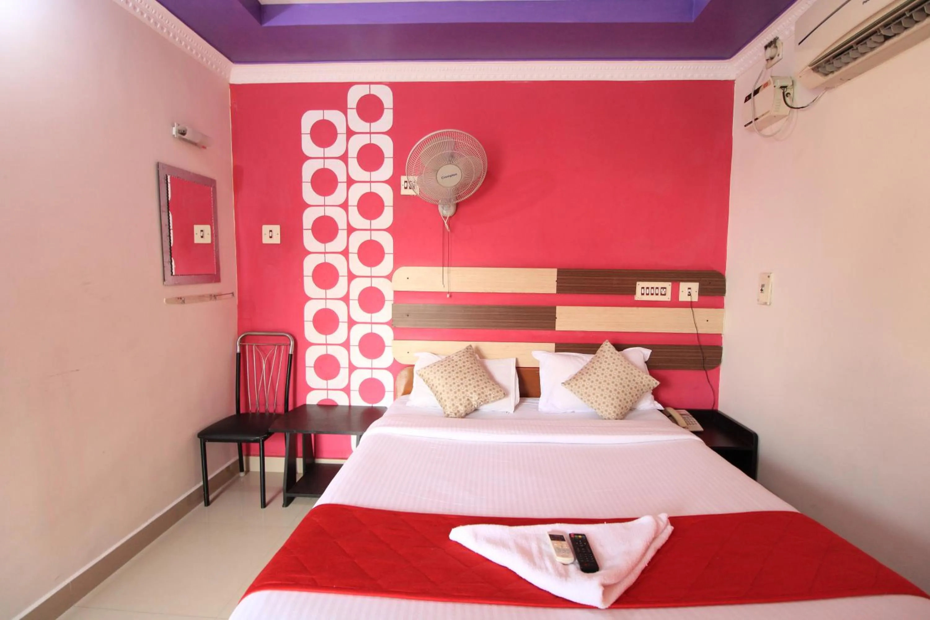 Bedroom, Bed in Just Guest House, Chennai Airport