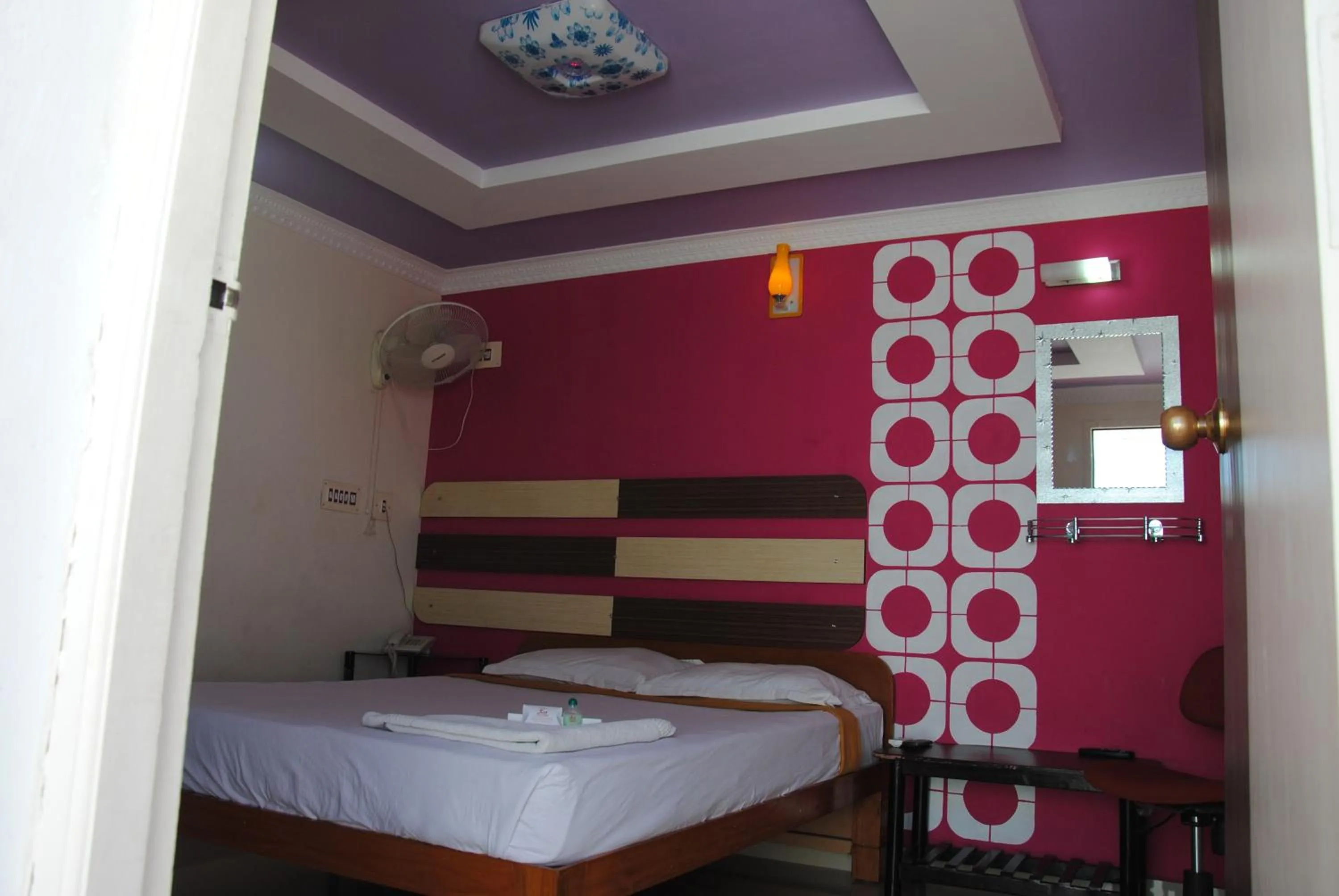 Bedroom, Bed in Just Guest House, Chennai Airport