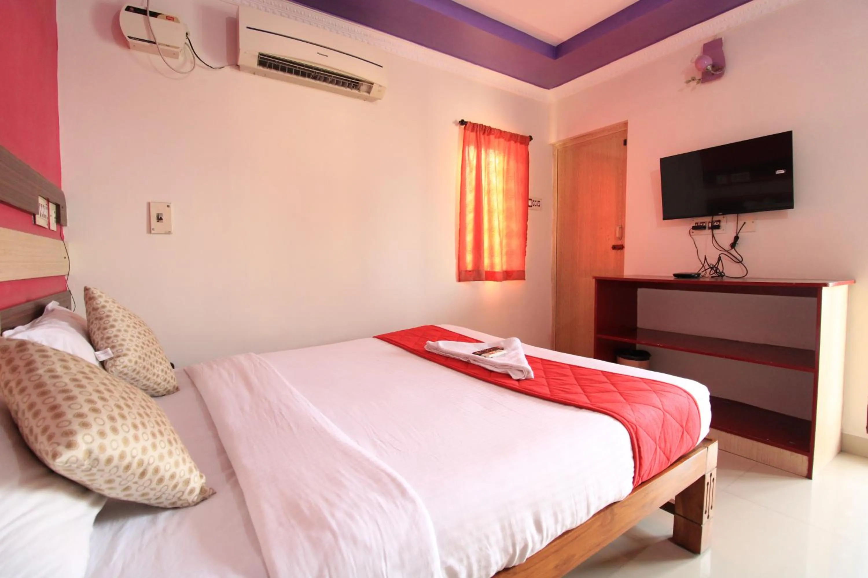 Bedroom, Bed in Just Guest House, Chennai Airport