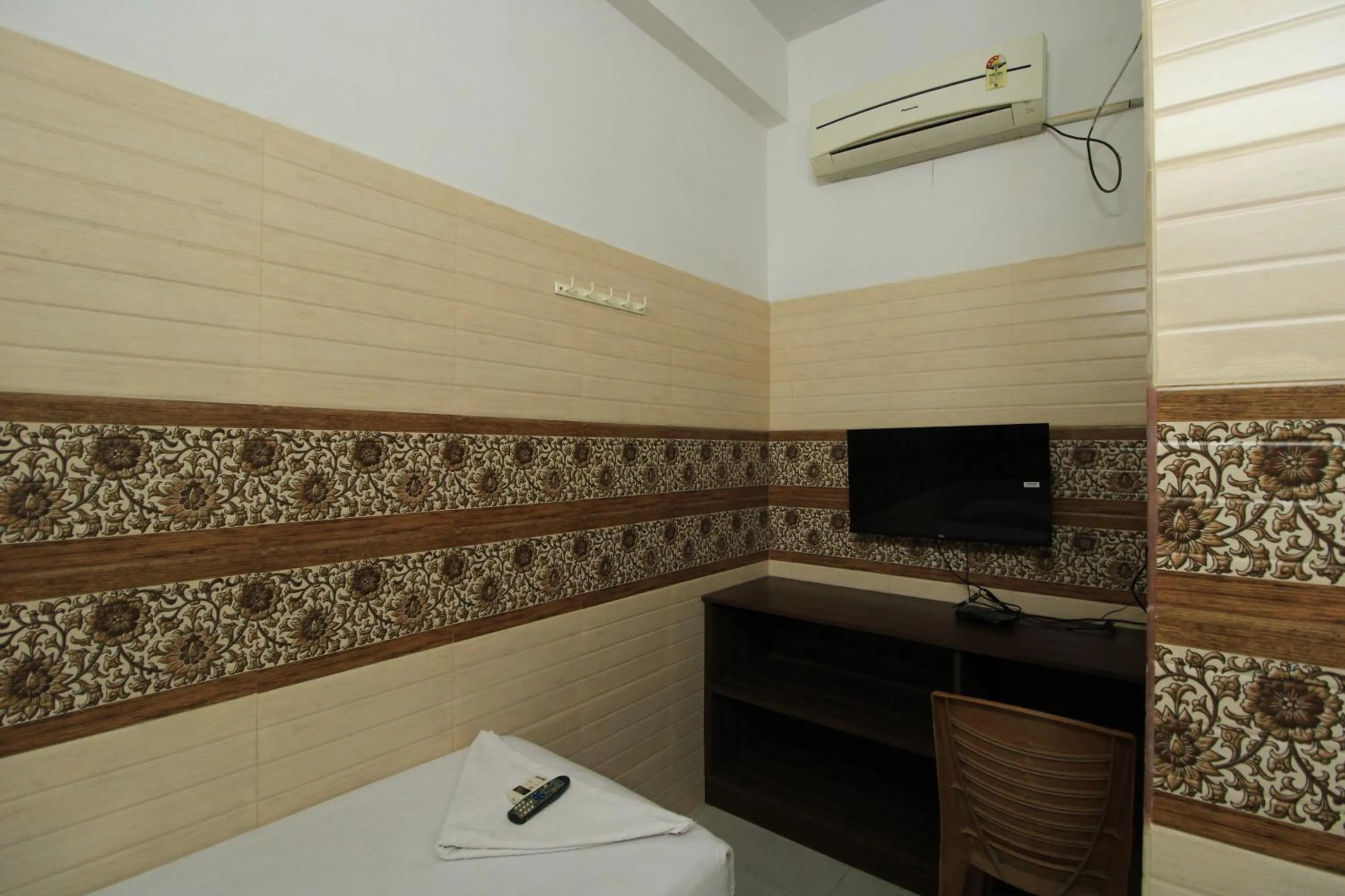 Bedroom, Bed in Just Guest House, Chennai Airport