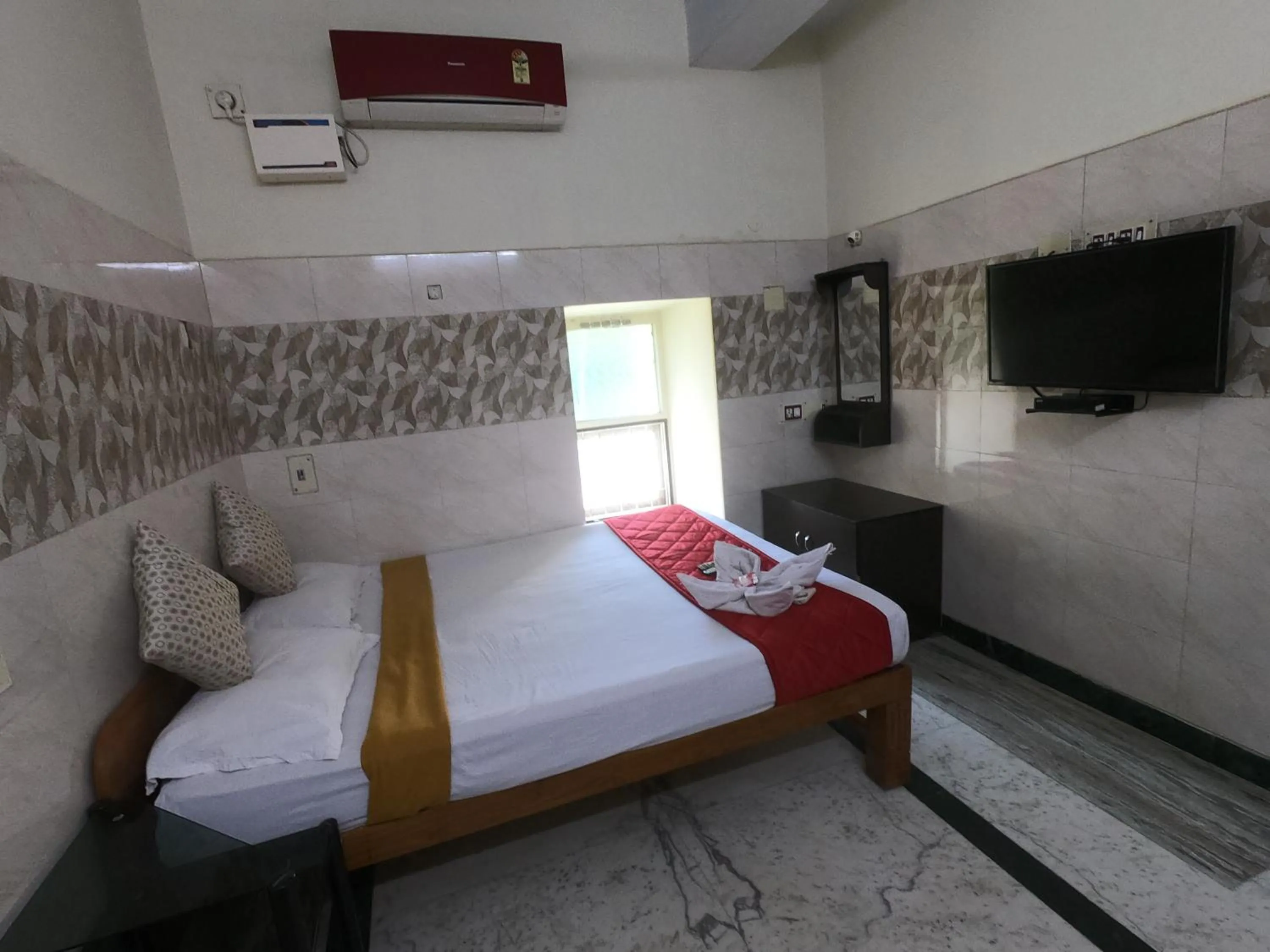 TV and multimedia, Bed in Just Guest House, Chennai Airport