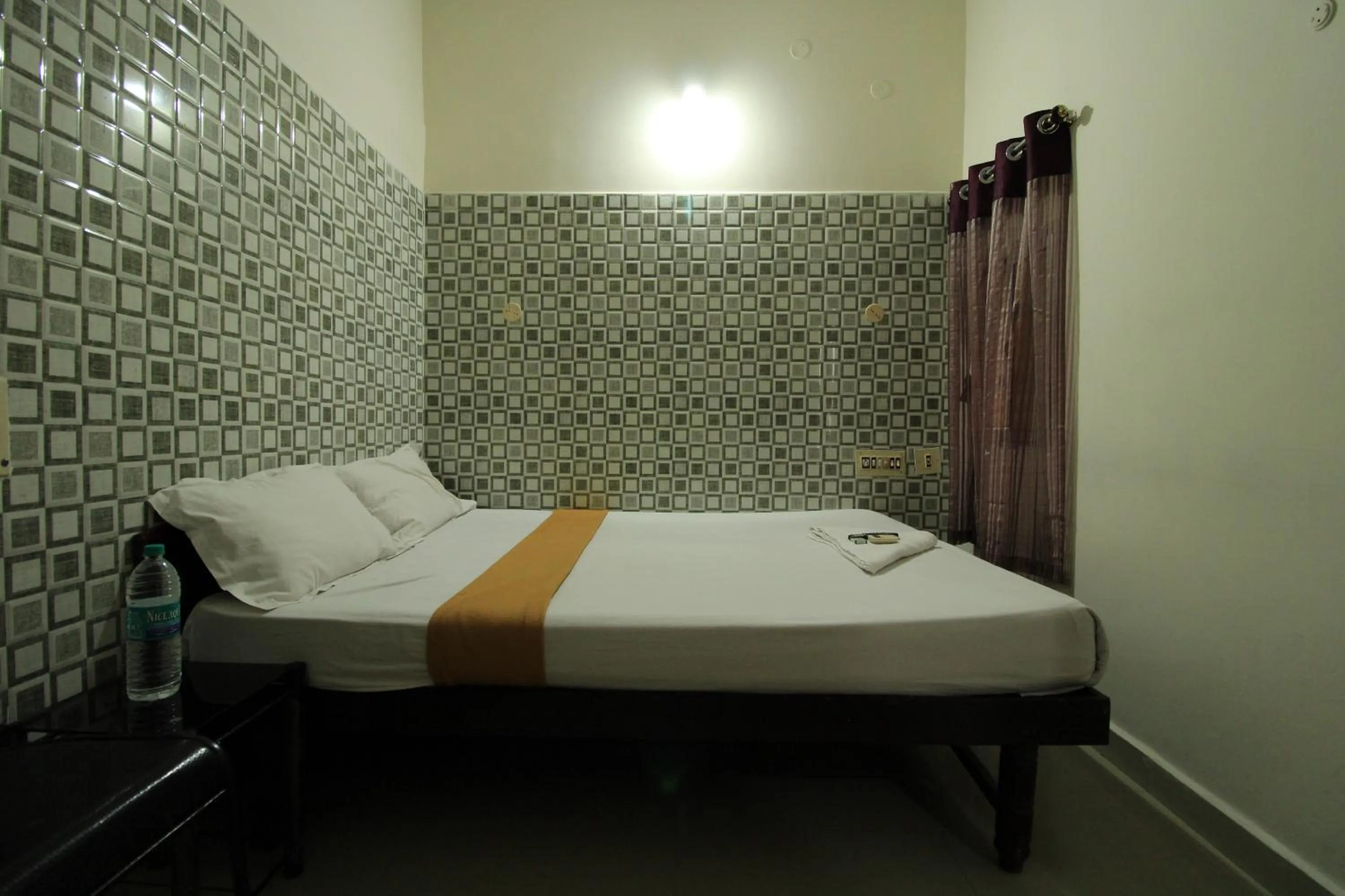 Bedroom, Bed in Just Guest House, Chennai Airport