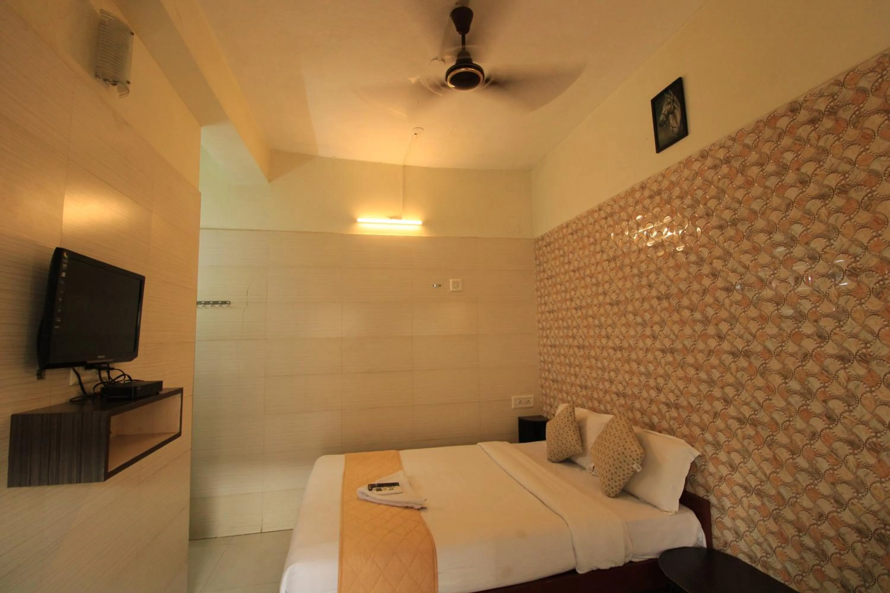 Bedroom, Bed in Just Guest House, Chennai Airport