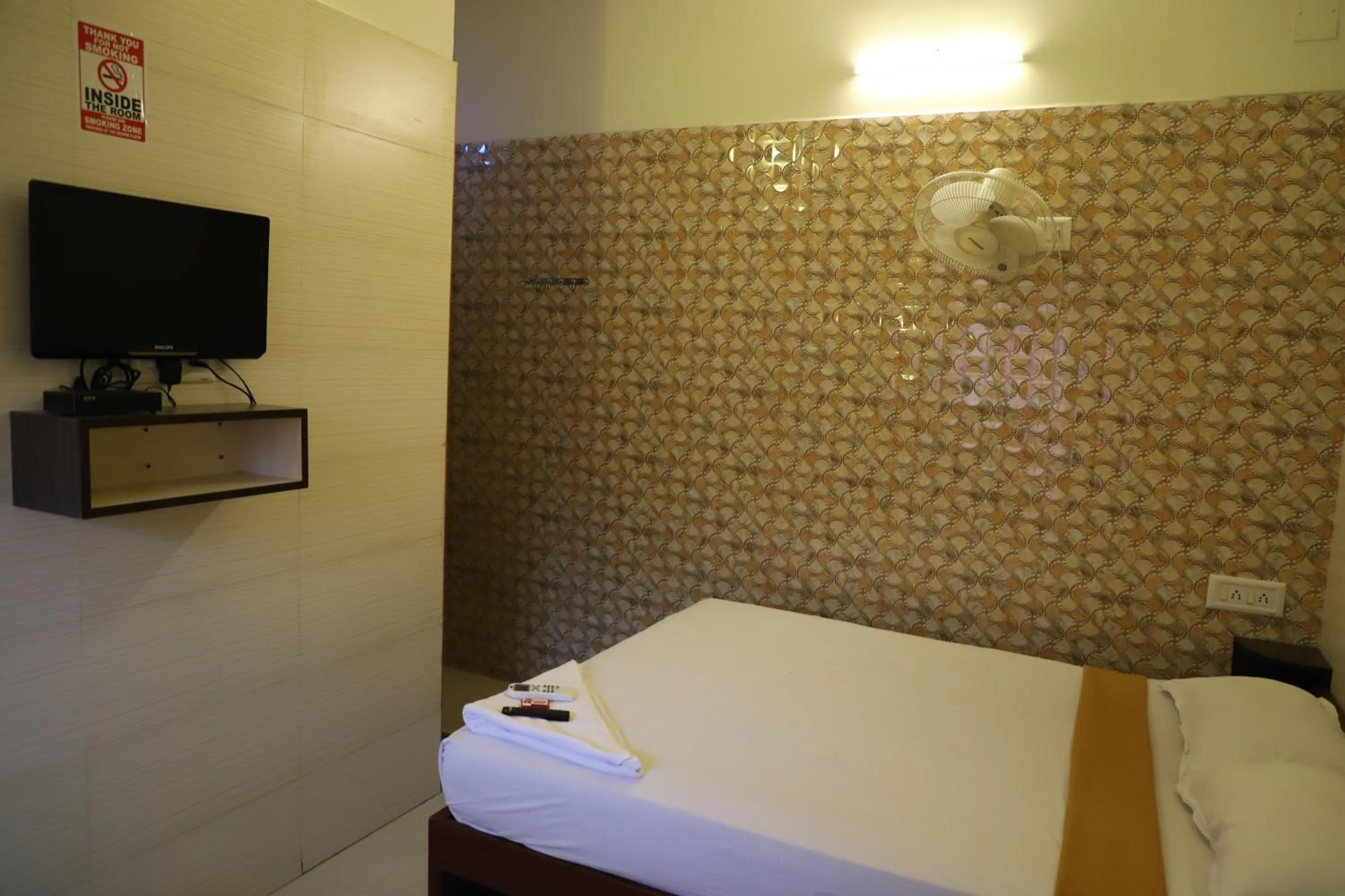 Communal lounge/ TV room, Bed in Just Guest House, Chennai Airport