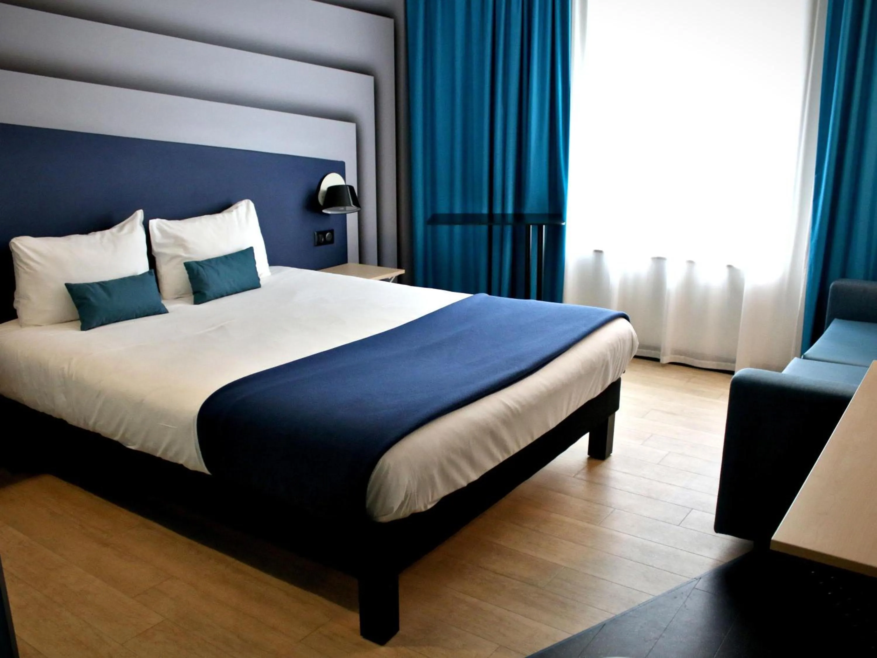 Bedroom, Bed in ibis Styles Avignon Sud