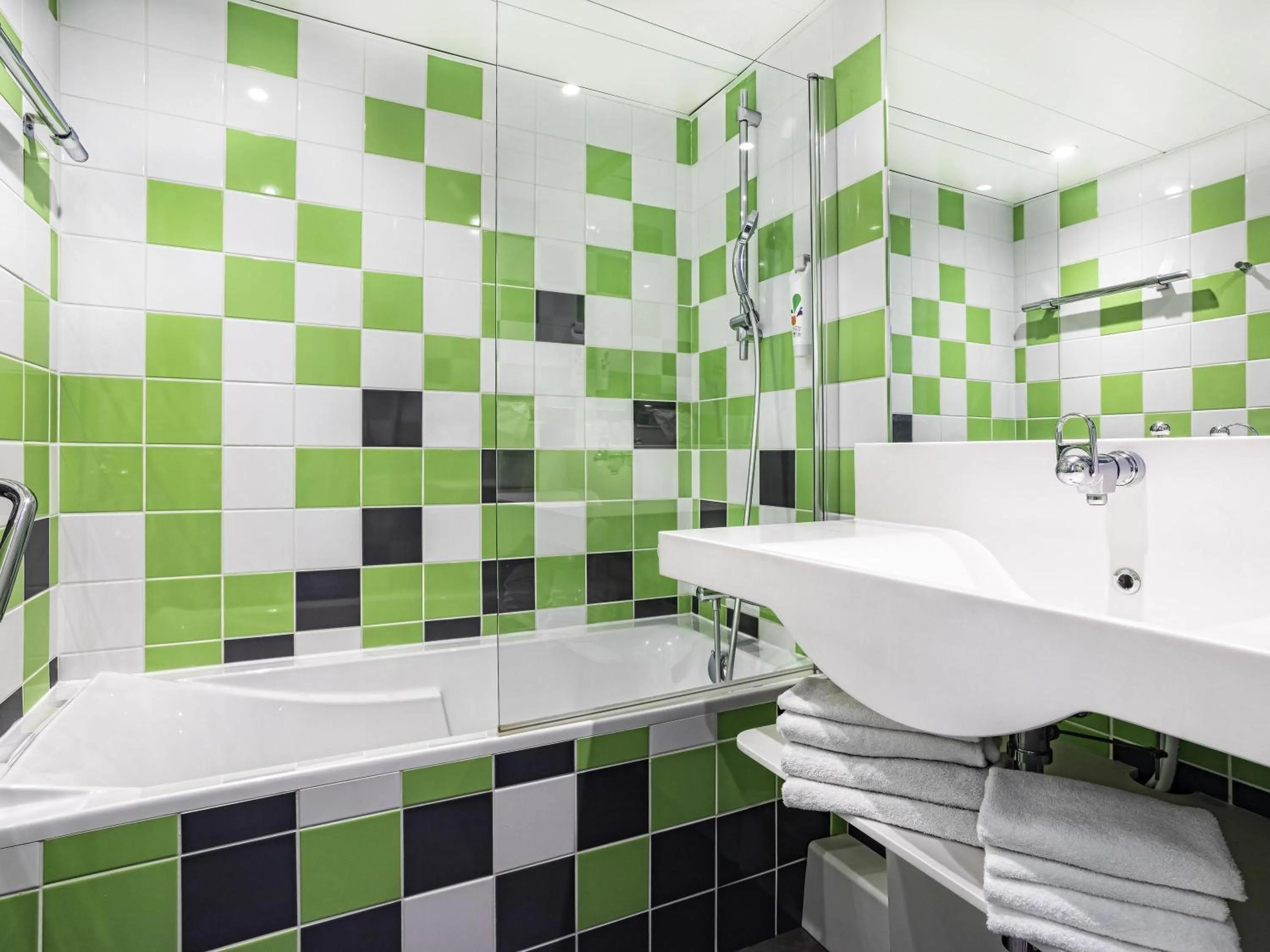 Bedroom in ibis Styles Avignon Sud