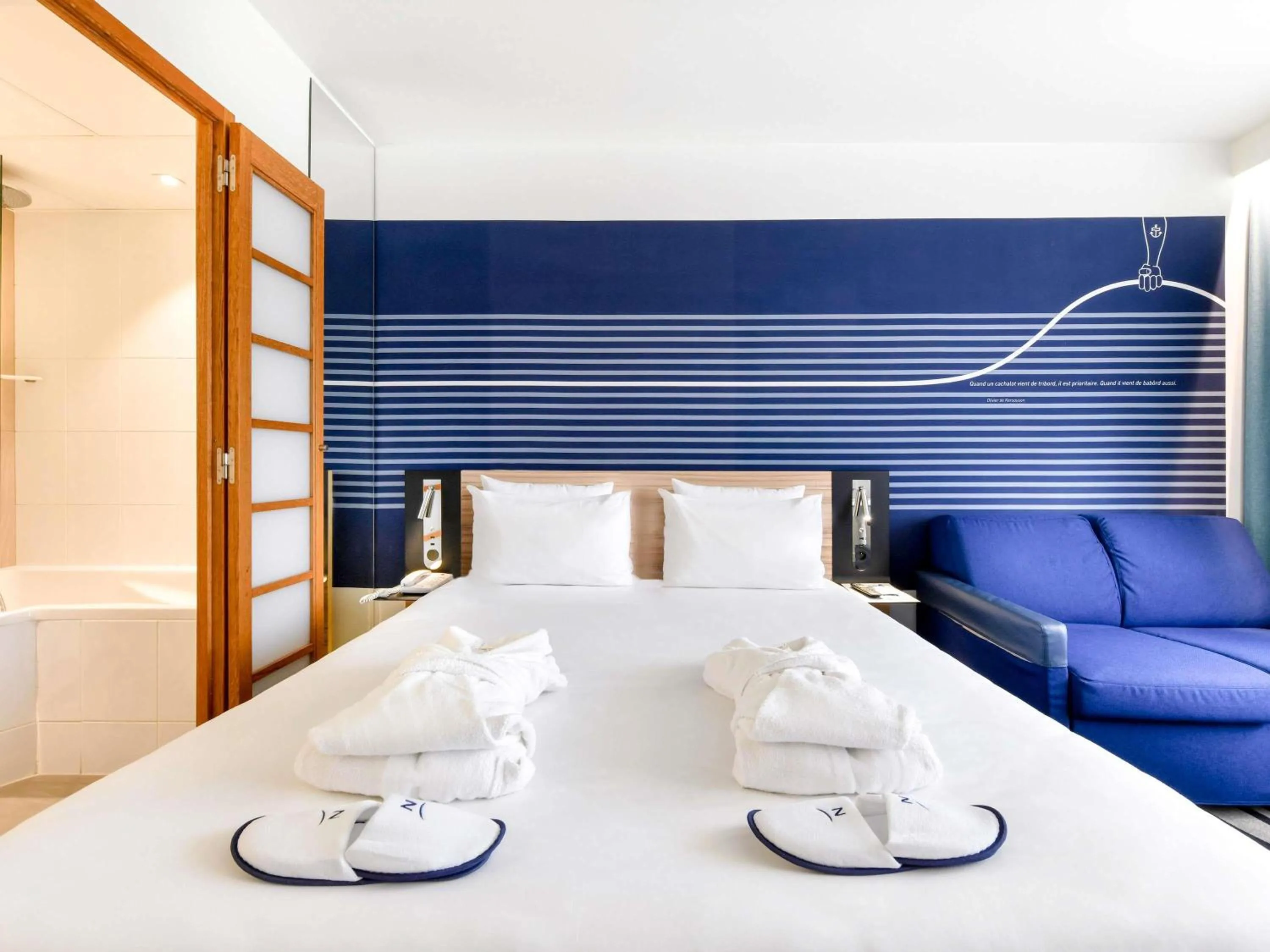 Bedroom, Bed in Novotel La Rochelle Centre