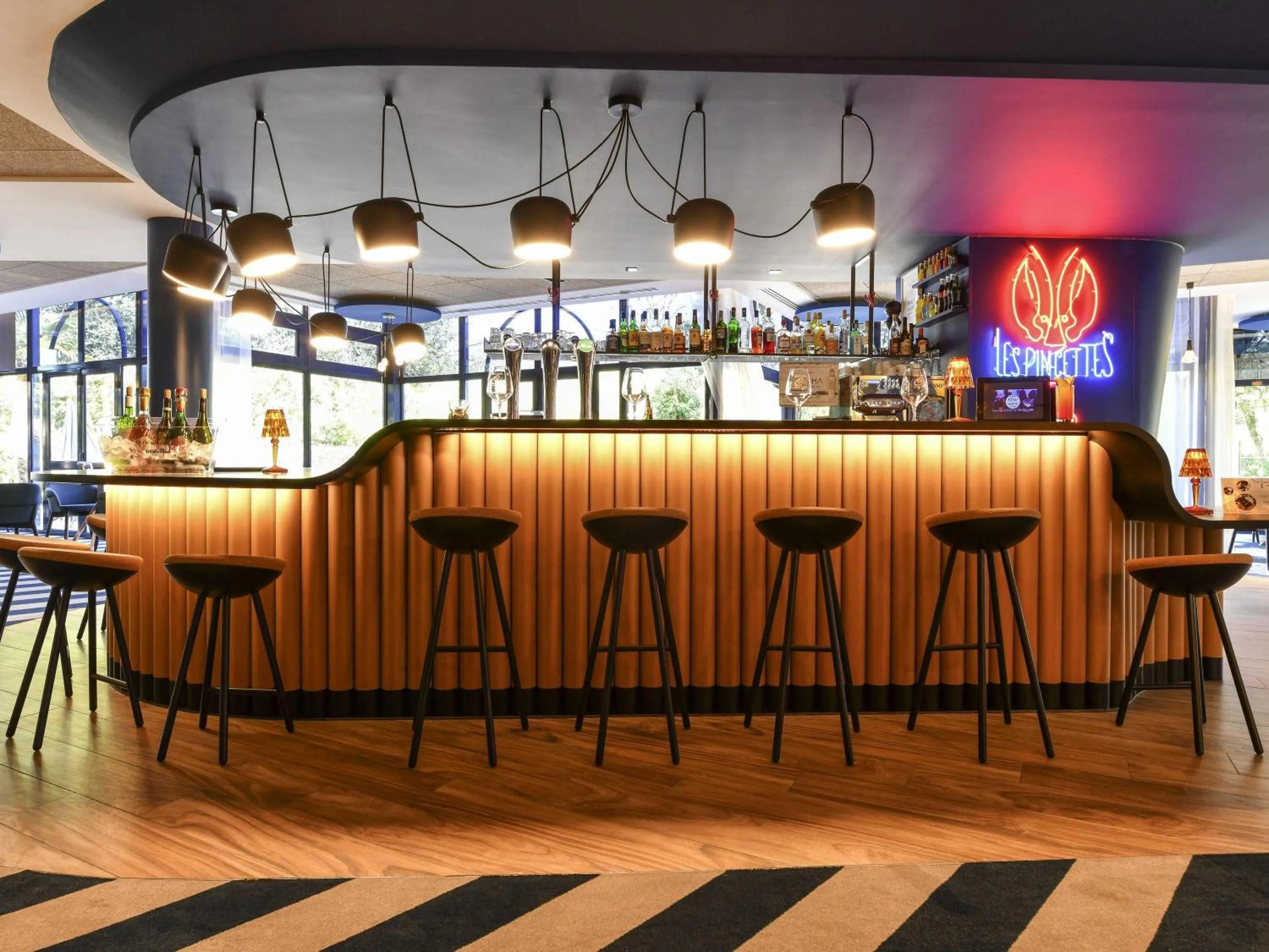 Lounge or bar in Novotel La Rochelle Centre