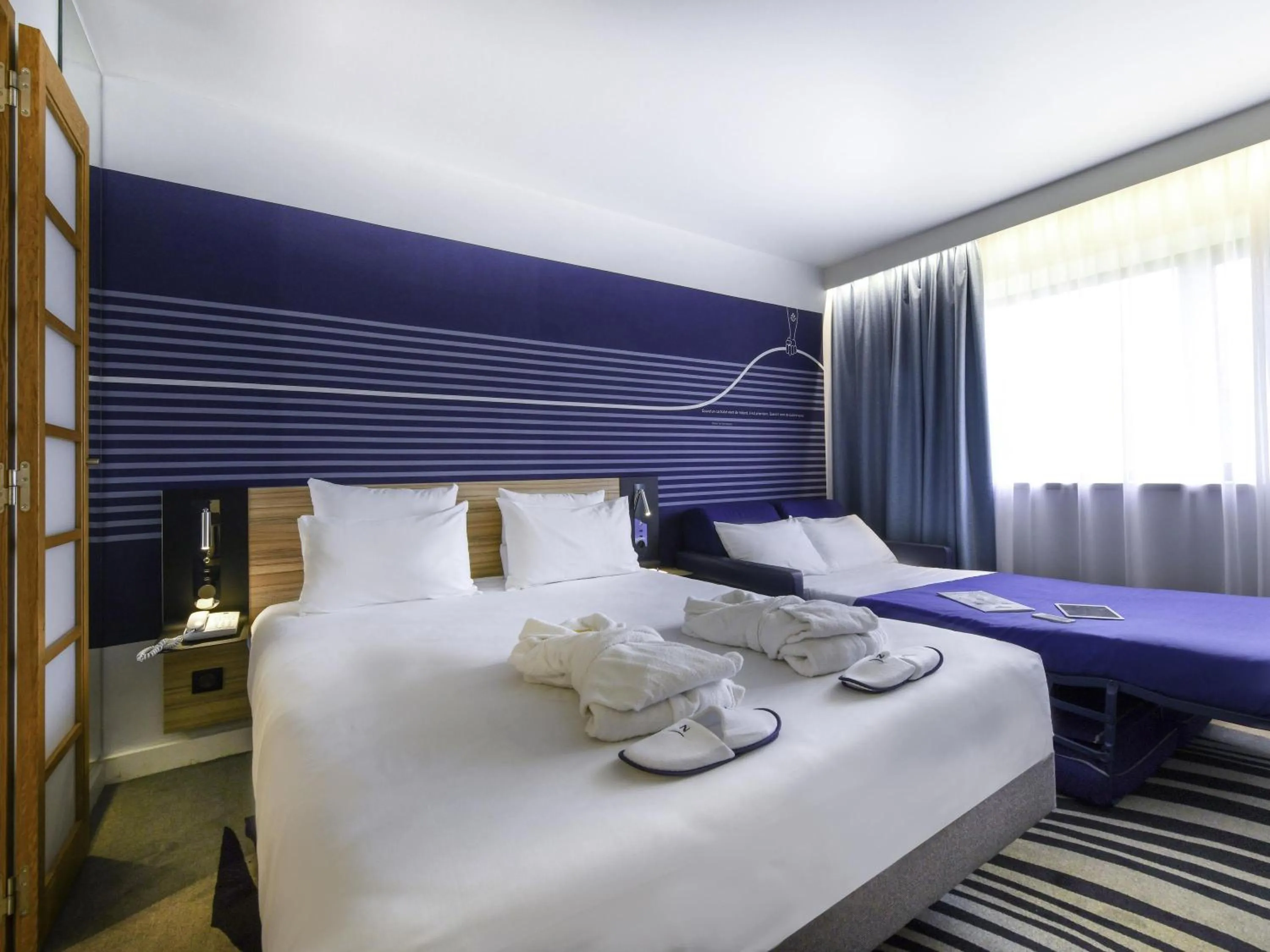 Bedroom, Bed in Novotel La Rochelle Centre