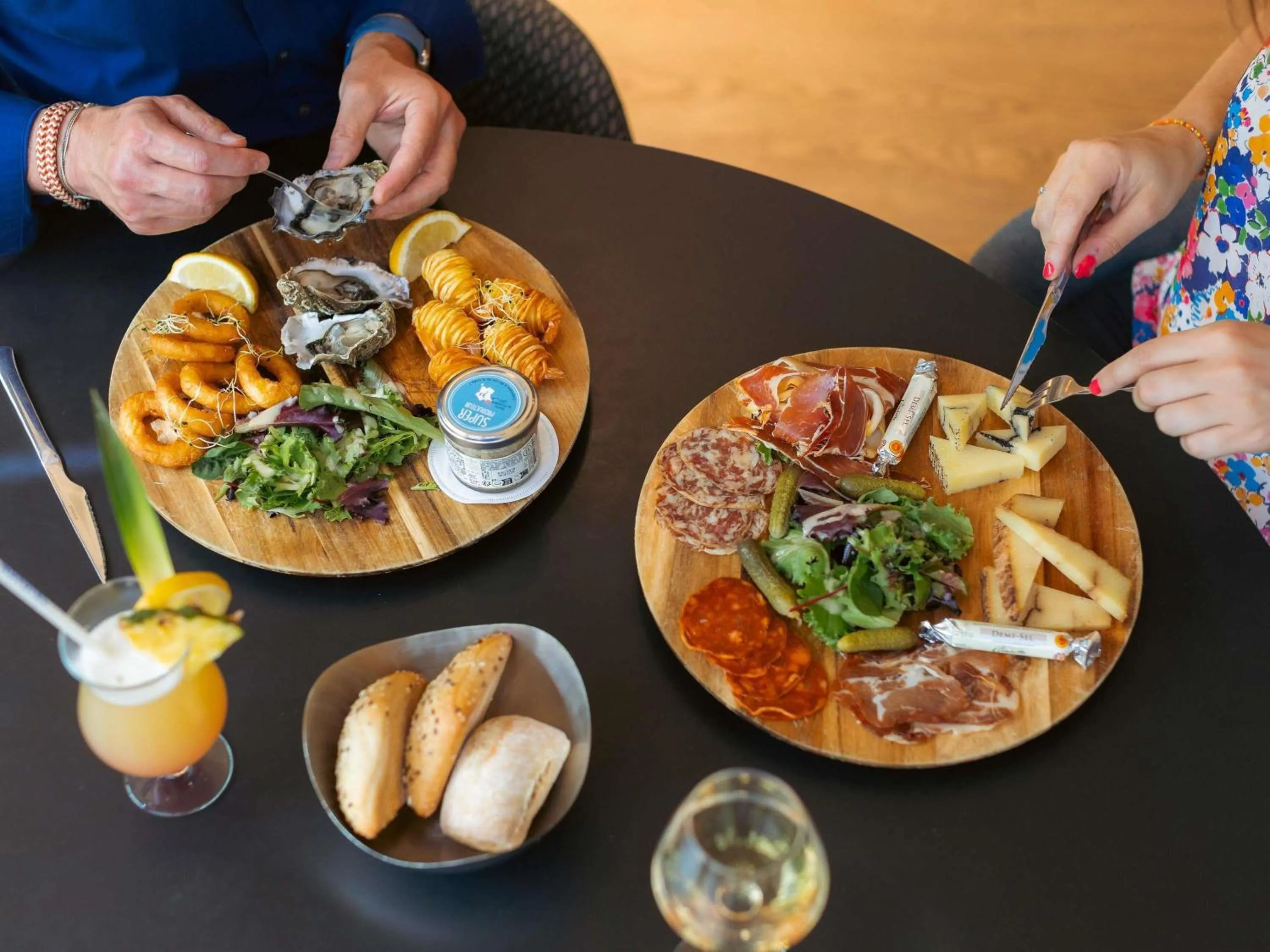 Lounge or bar in Novotel La Rochelle Centre