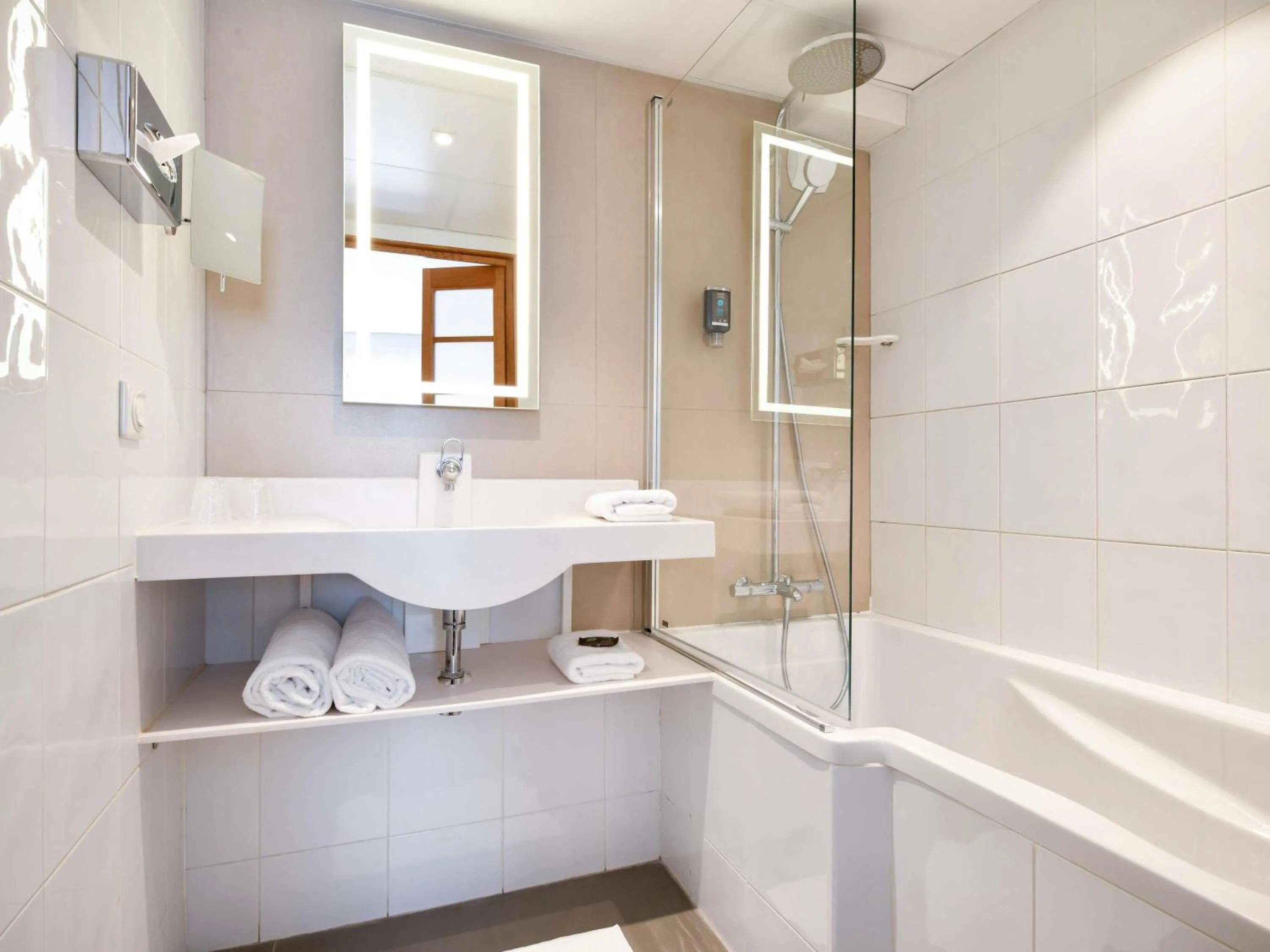 Bedroom in Novotel La Rochelle Centre